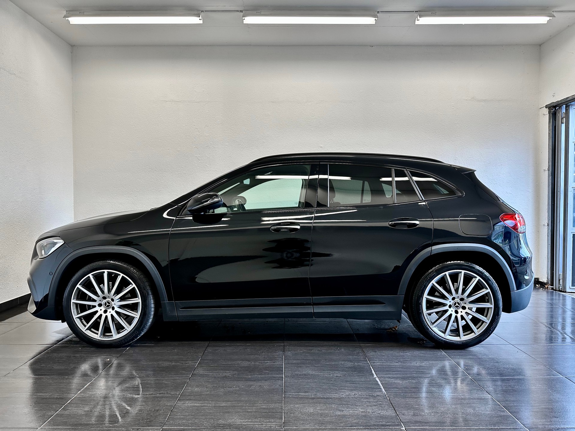 MERCEDES-BENZ GLA 220d 4Matic AMG Line 8G-DCT-image-6