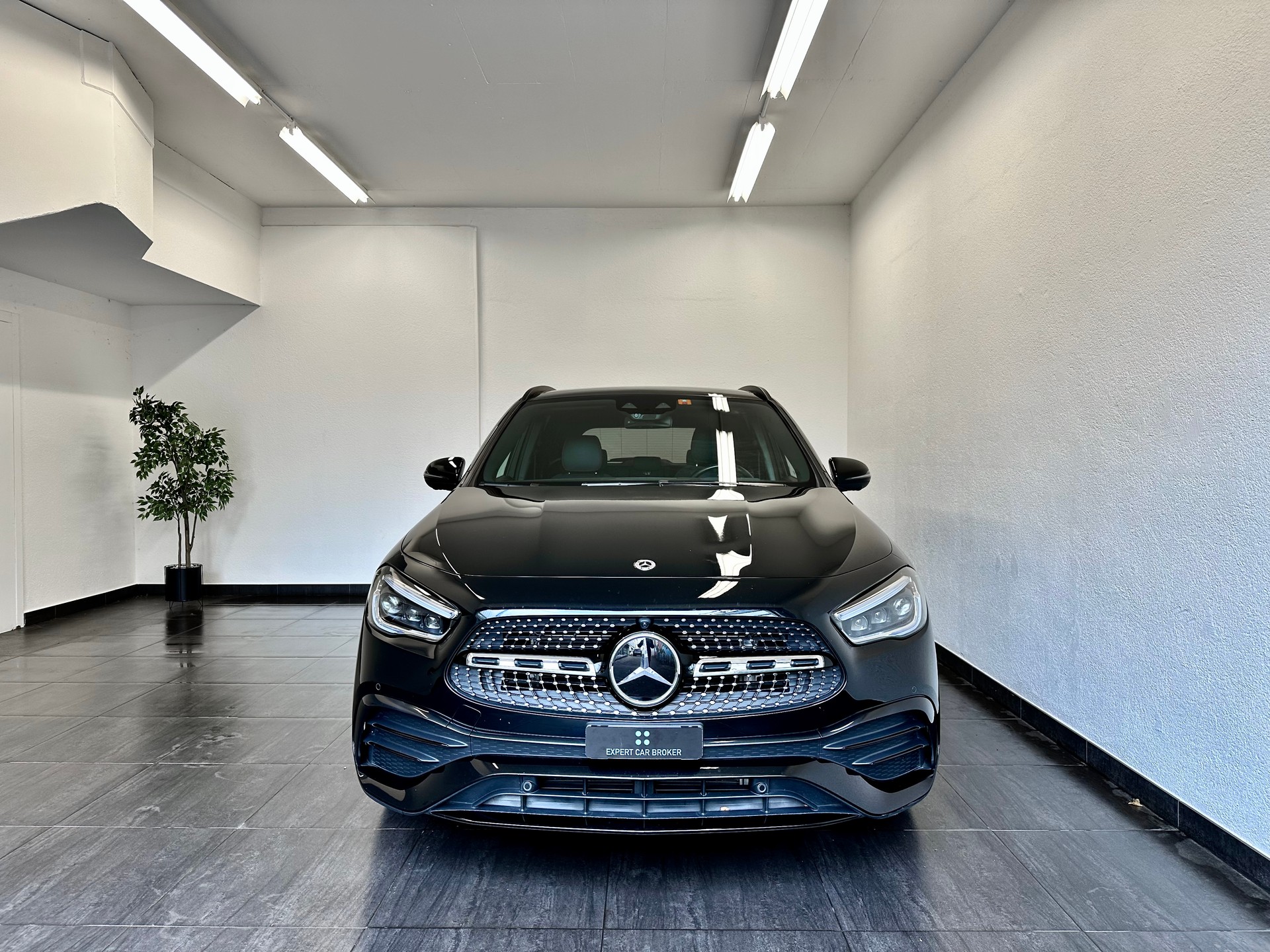 MERCEDES-BENZ GLA 220d 4Matic AMG Line 8G-DCT-showroom-element-3