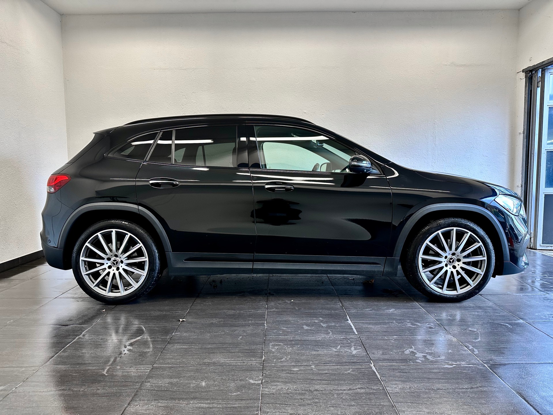 MERCEDES-BENZ GLA 220d 4Matic AMG Line 8G-DCT-image-4