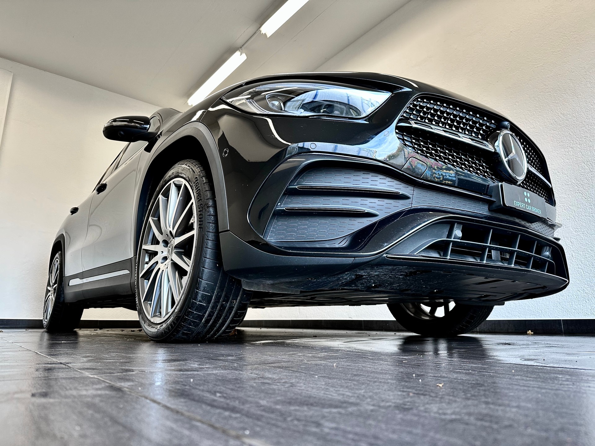 MERCEDES-BENZ GLA 220d 4Matic AMG Line 8G-DCT-showroom-element-2
