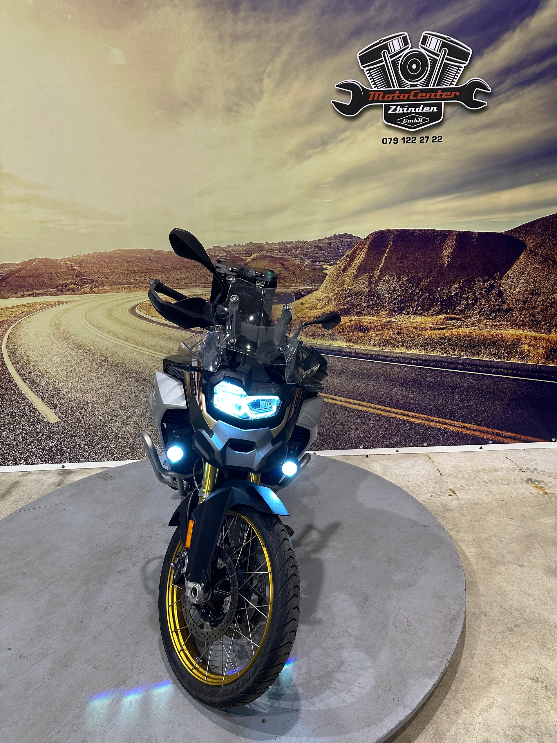BMW F 850 GS Adventure-showroom-element-2