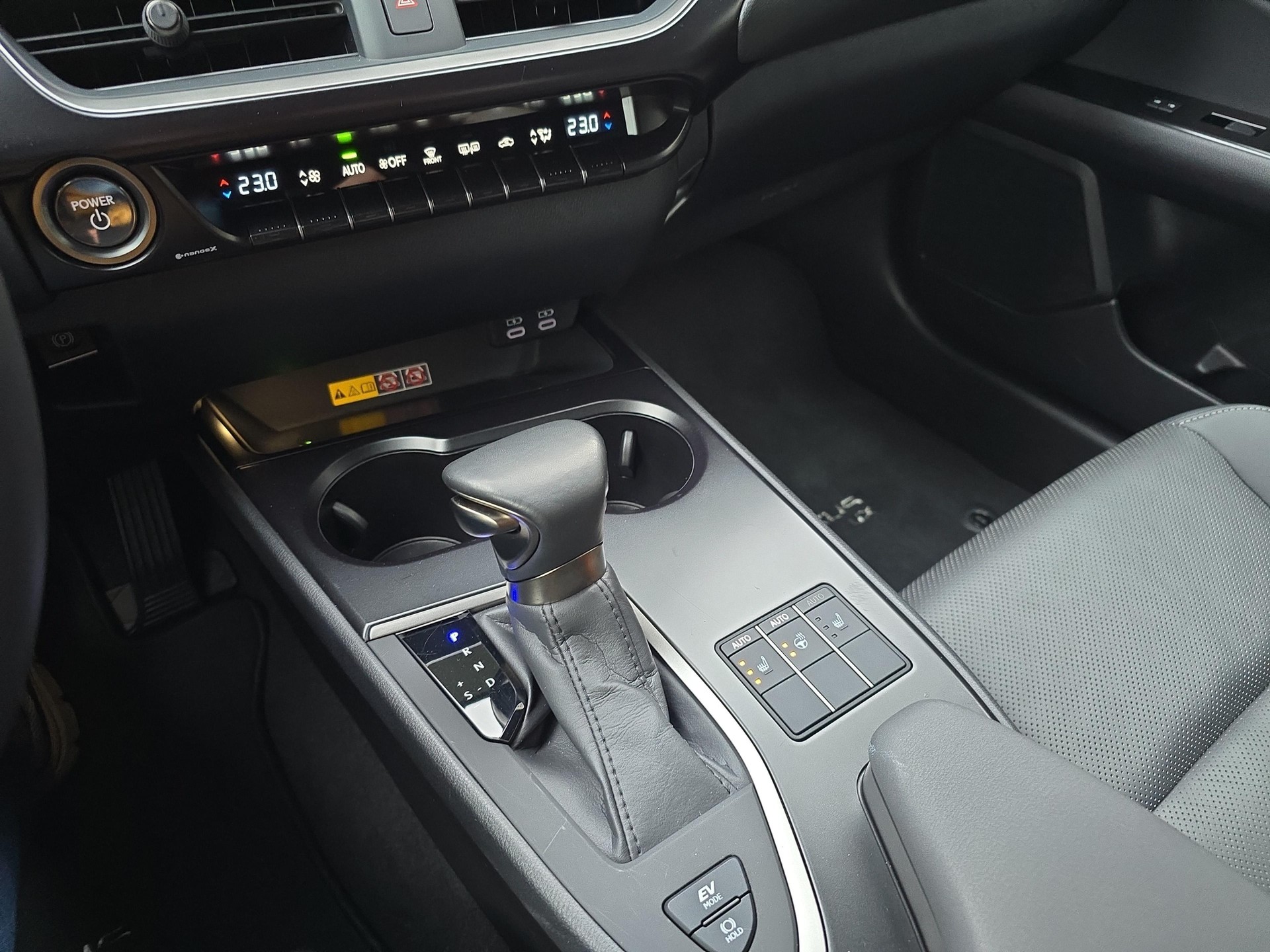LEXUS UX 250h Comfort / Jetzt mit attraktivem 1.99% Leasing-image-14