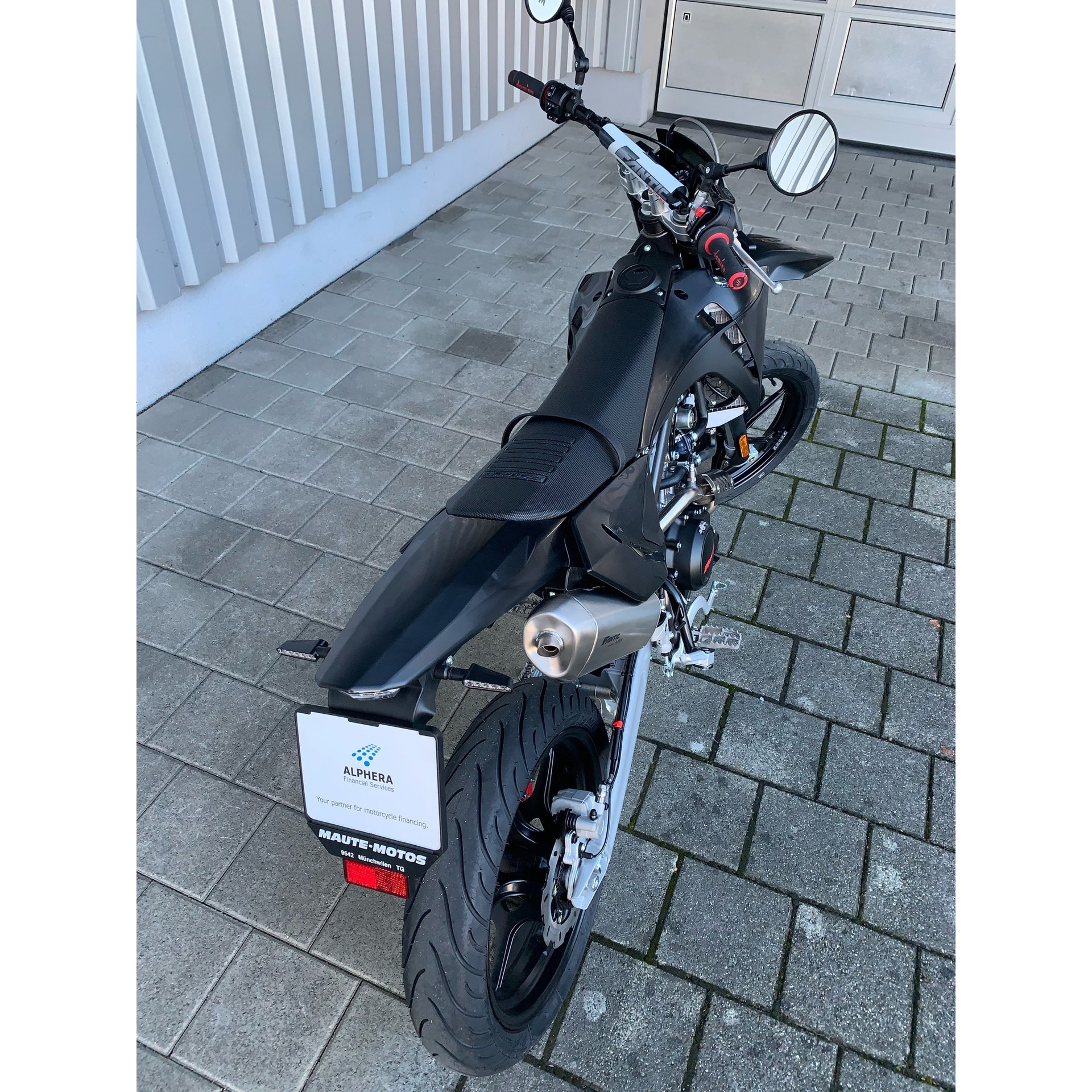 FANTIC XMF 125 Motard Performance Black Edition-image-4