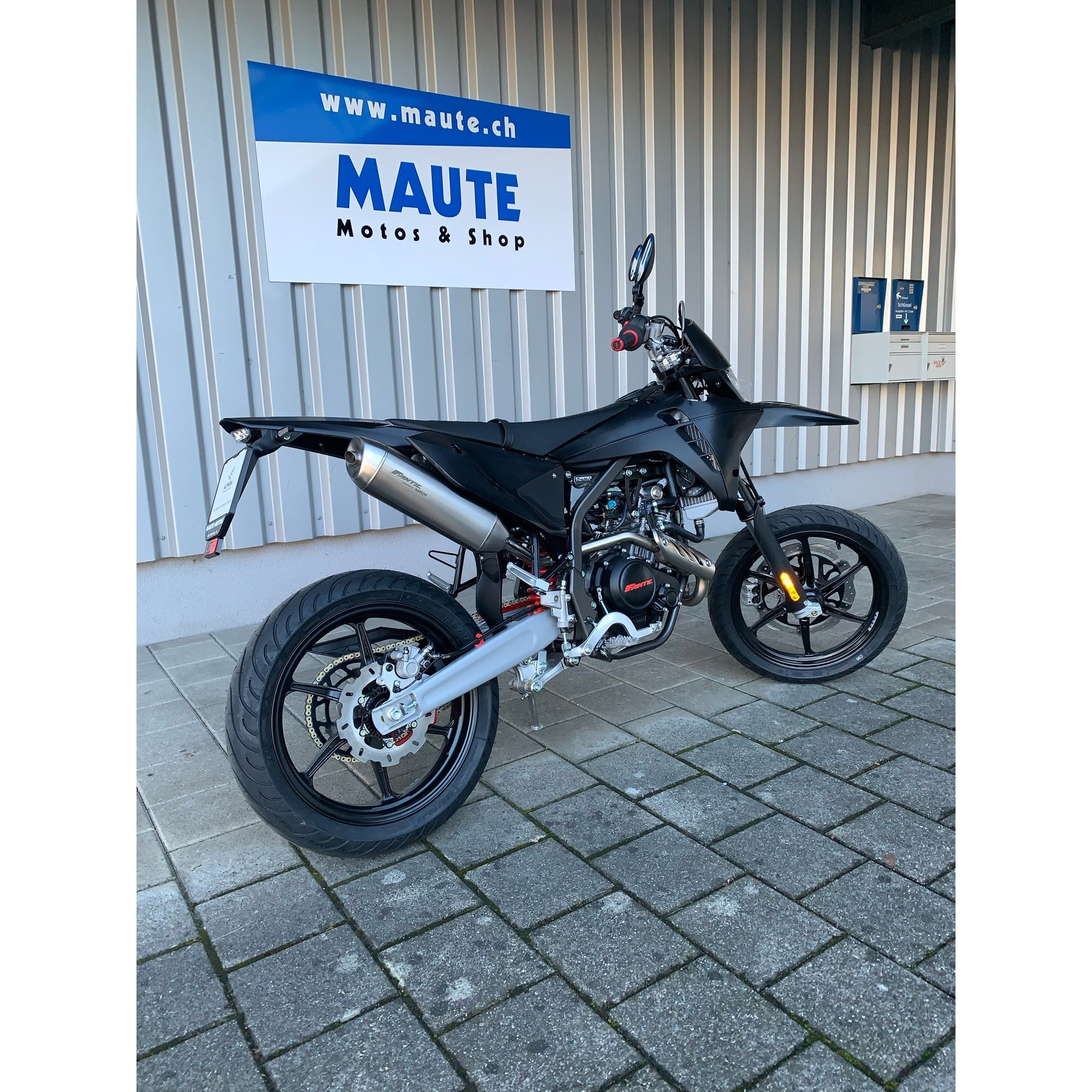 FANTIC XMF 125 Motard Performance Black Edition-showroom-element-3