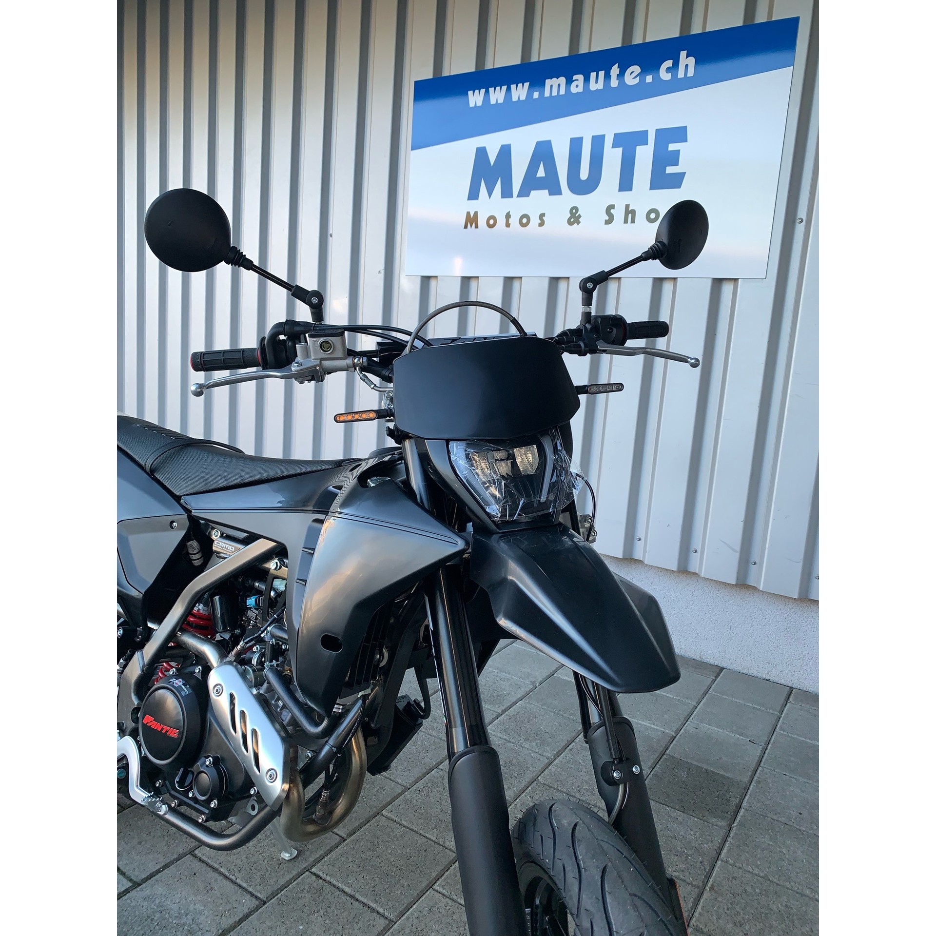 FANTIC XMF 125 Motard Performance Black Edition-showroom-element-2