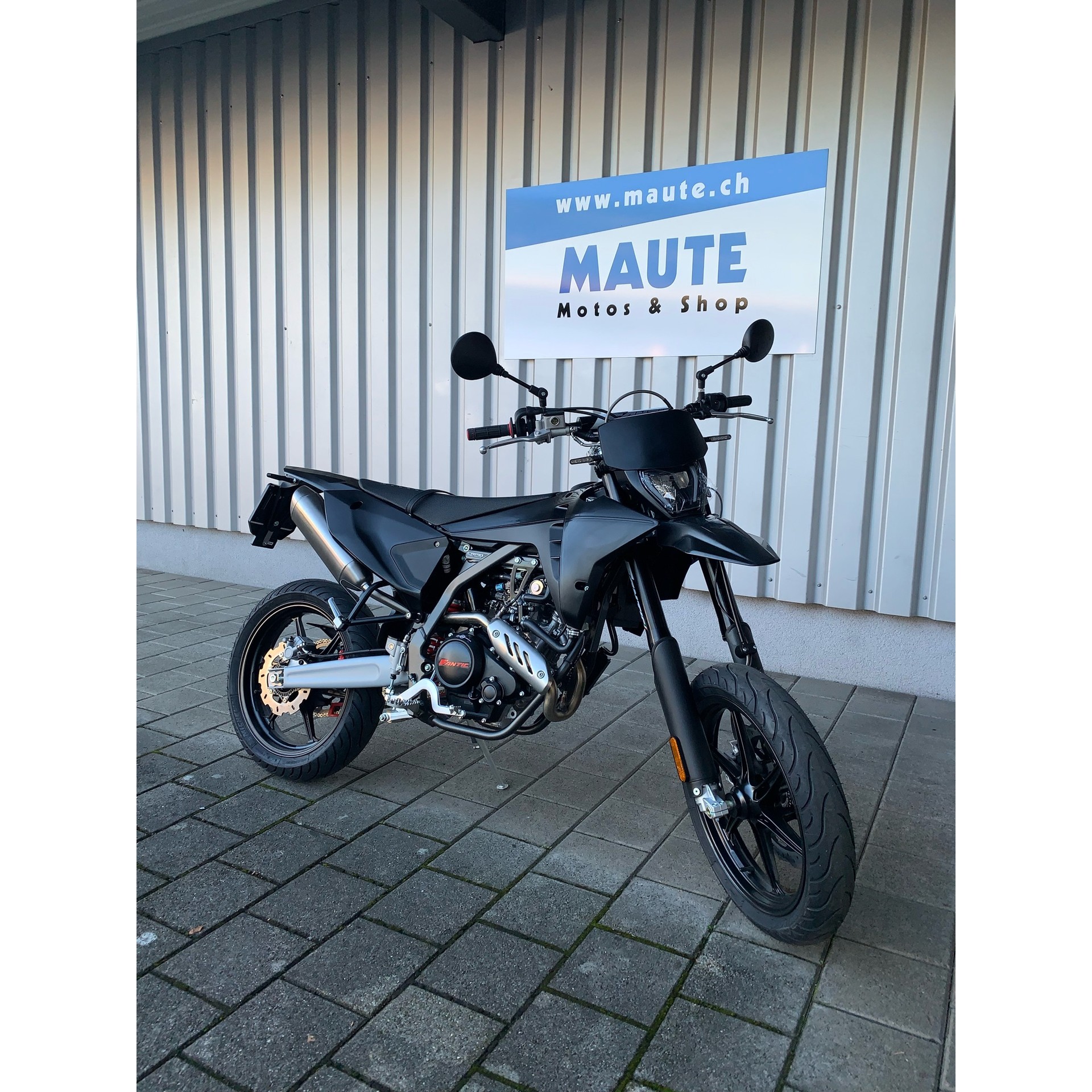 FANTIC XMF 125 Motard Performance Black Edition-showroom-element-1