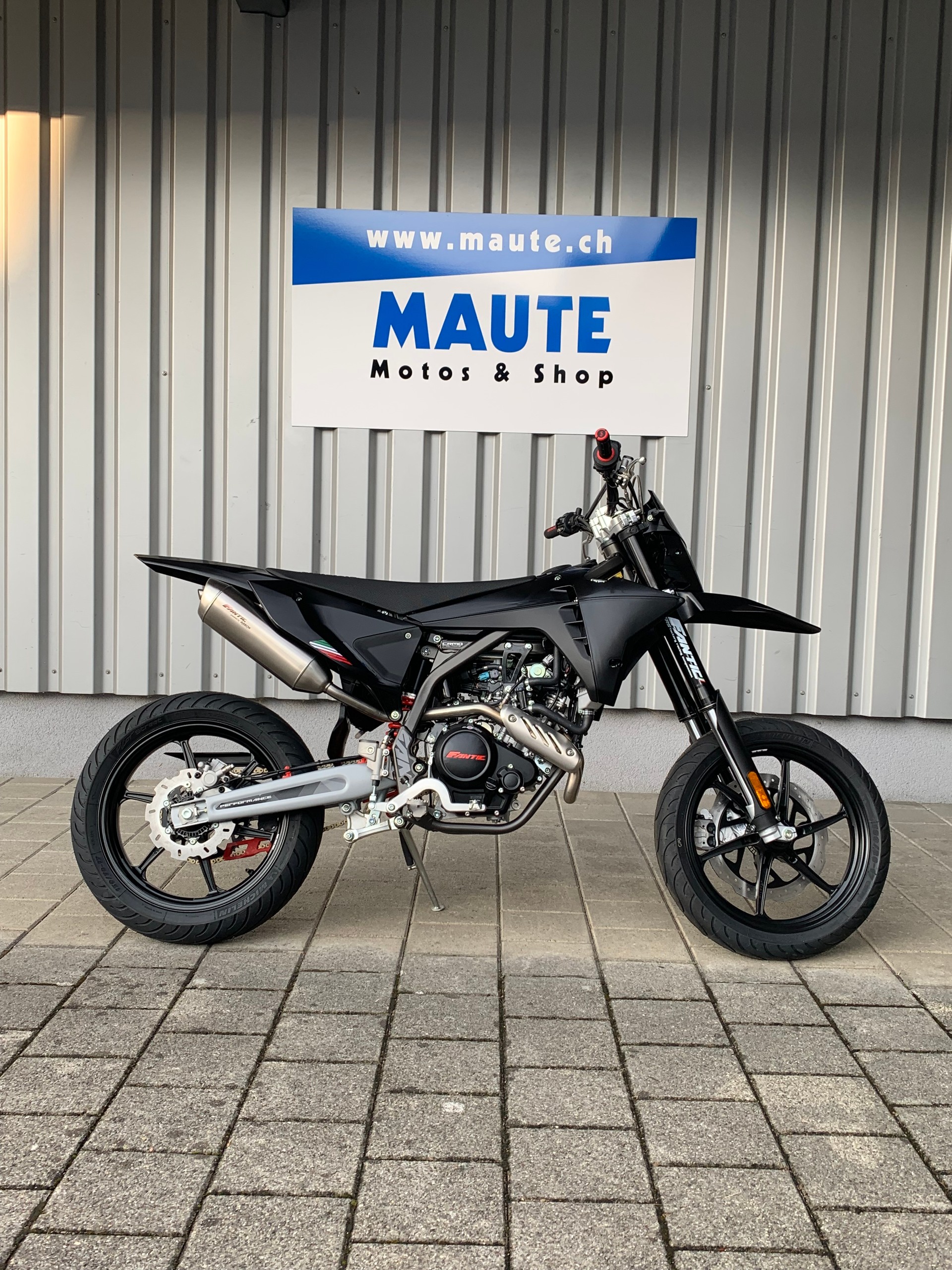 FANTIC XMF 125 Motard Performance Black Edition-showroom-element-1