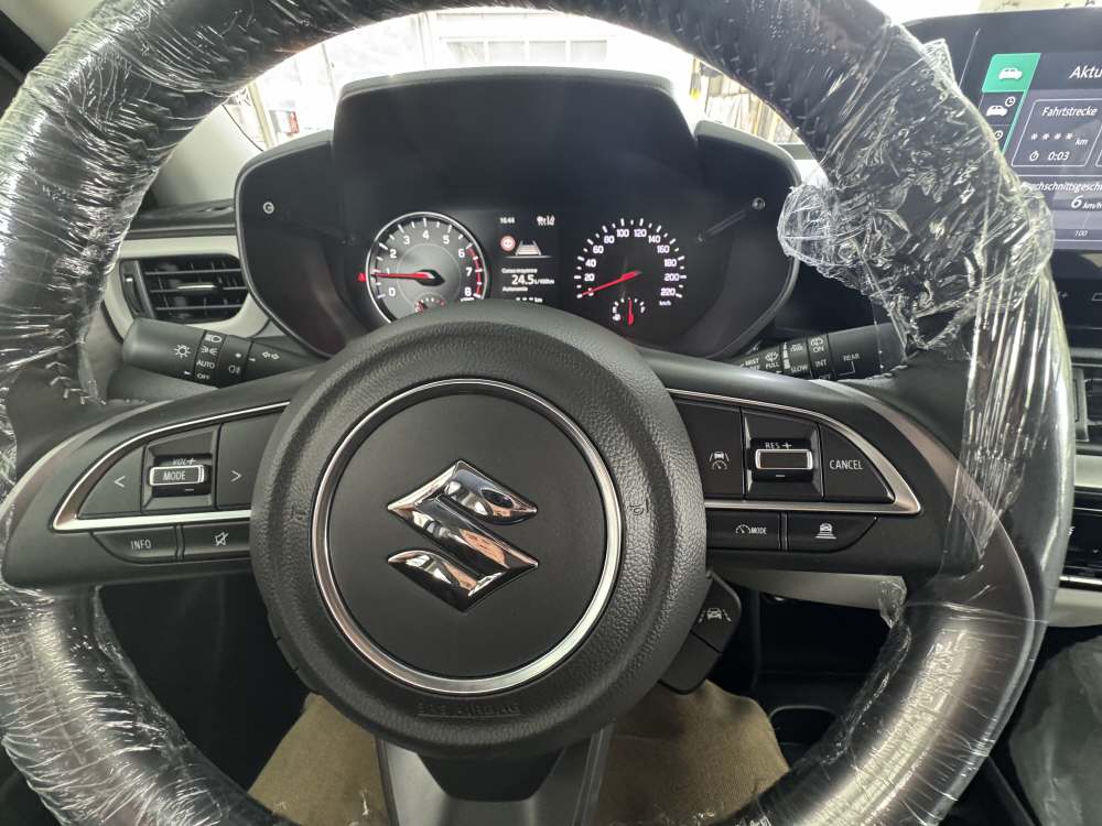 SUZUKI Swift 1.2 Compact Top Hybrid 4x4-image-6