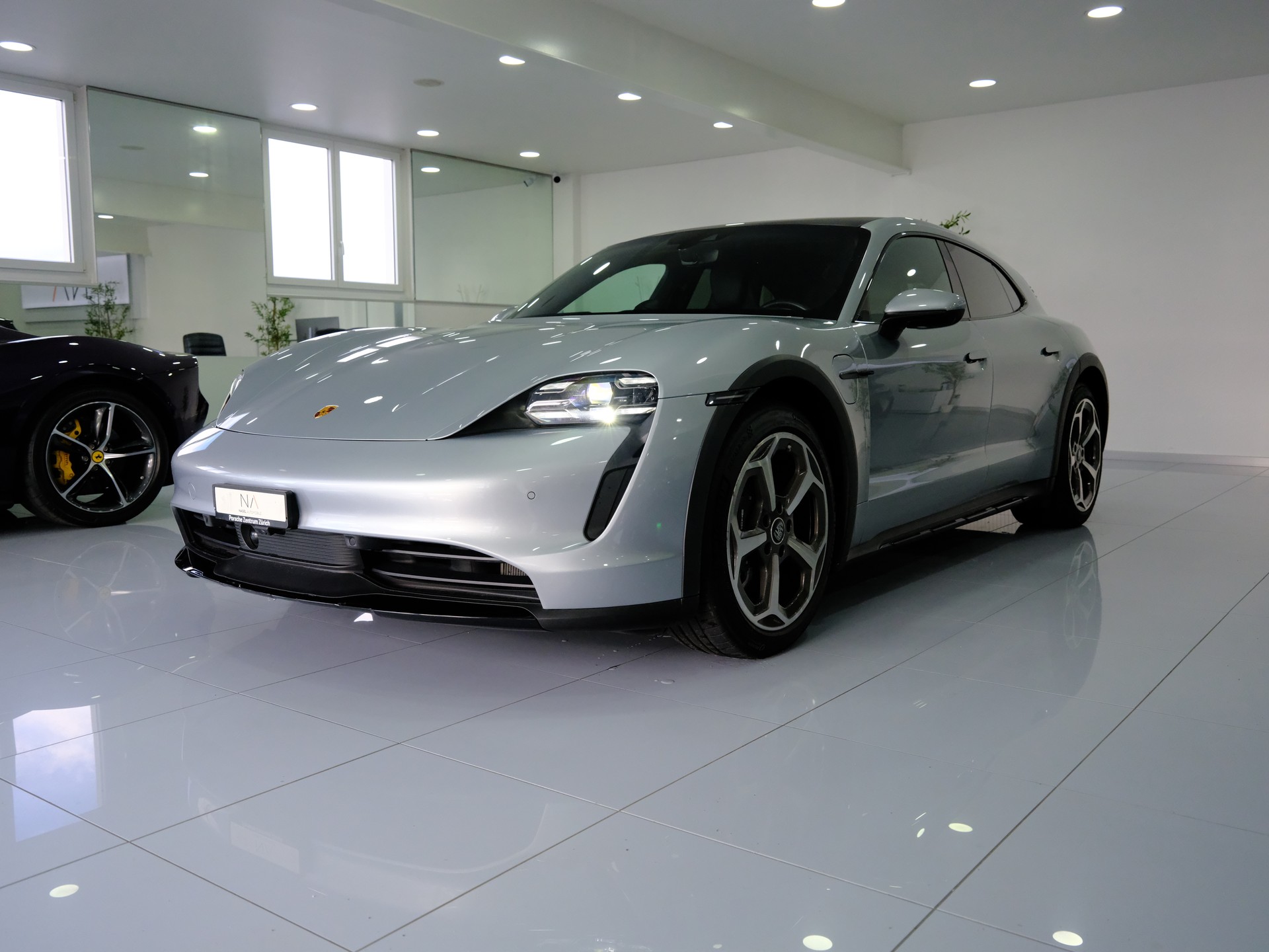 PORSCHE Taycan 4 Cross Turismo-showroom-element-3