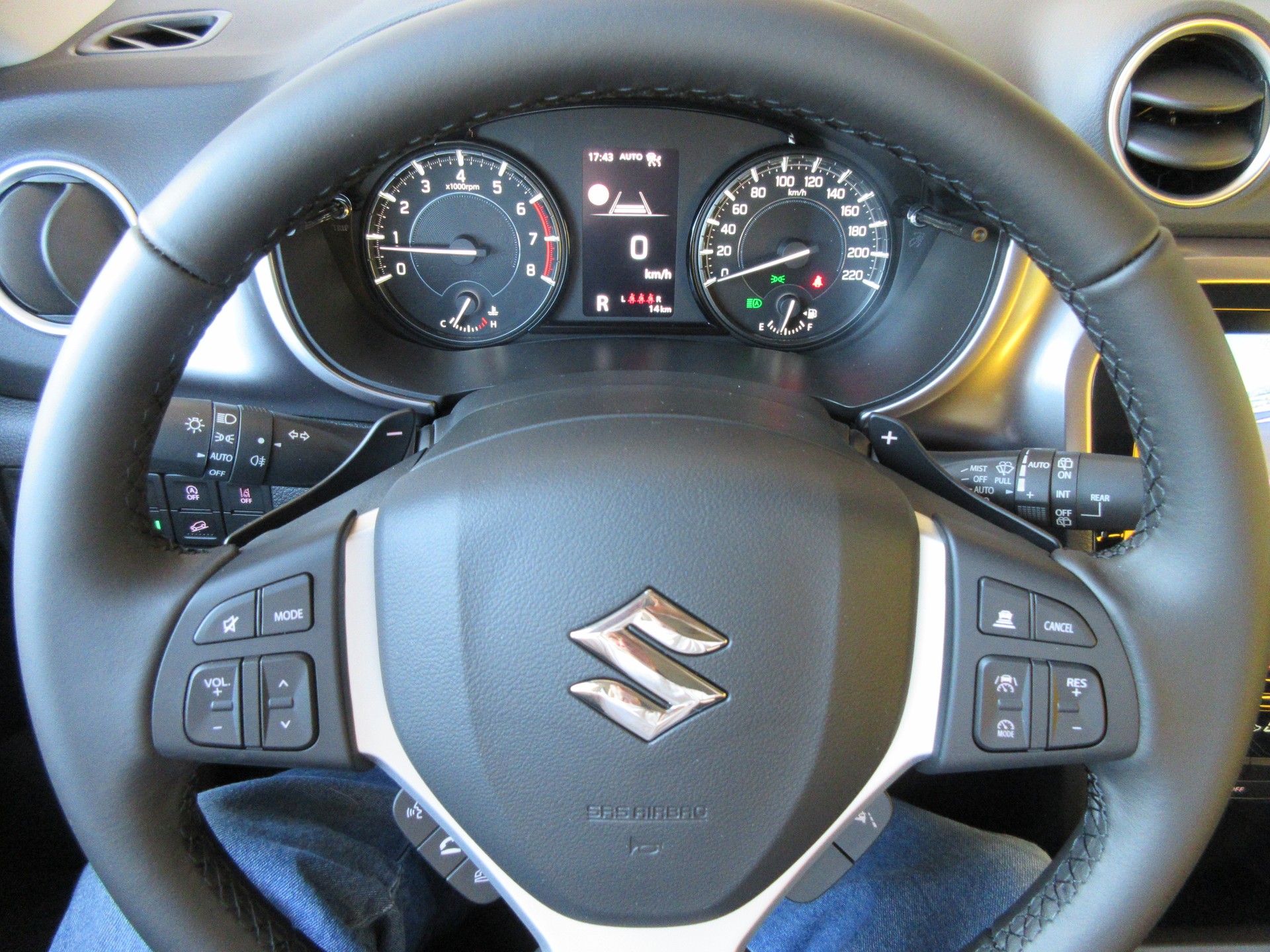 SUZUKI Vitara 1.4 Boosterjet Compact + 4x4 Hybrid Automatic-image-8