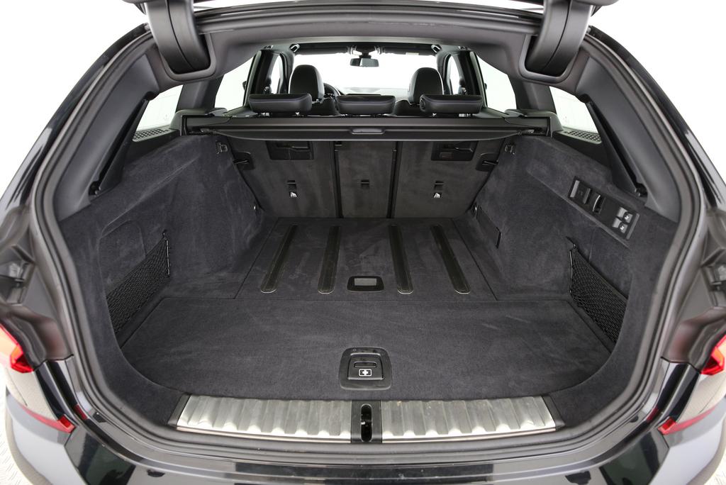 BMW M340i xDrive Touring-image-13