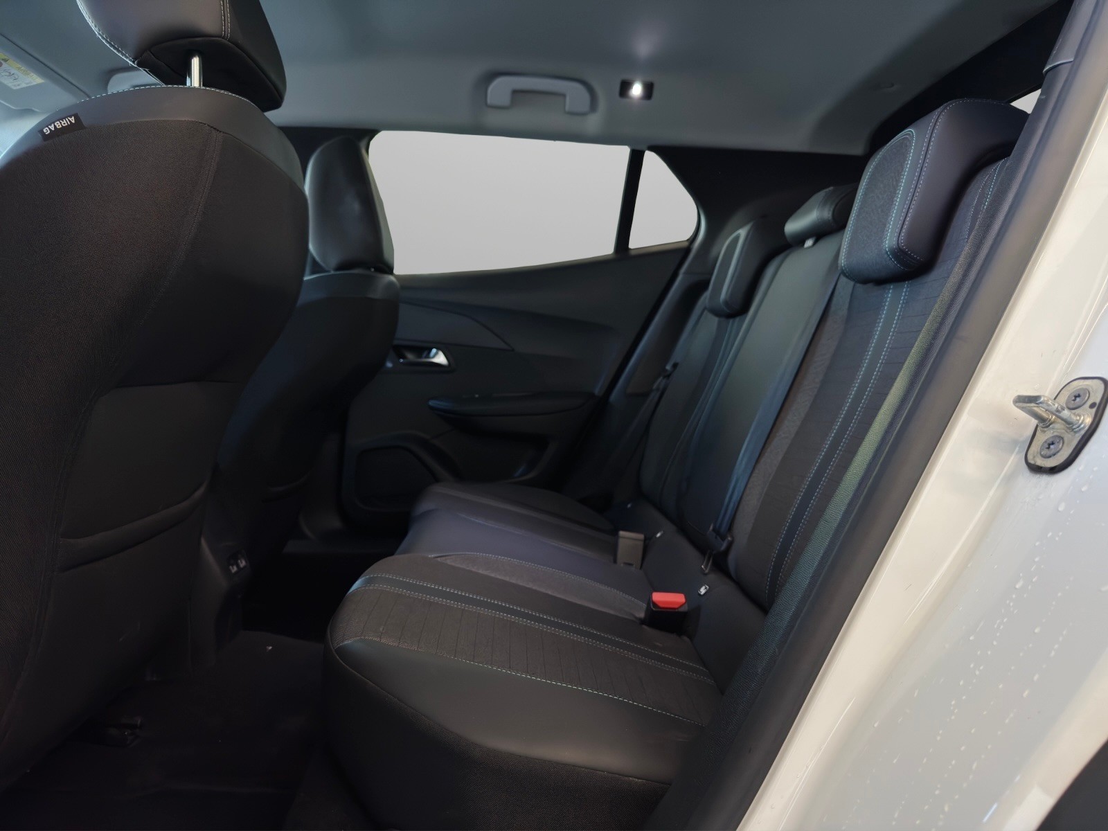 PEUGEOT 2008 1.2 PureTech Allure EAT8-image-10