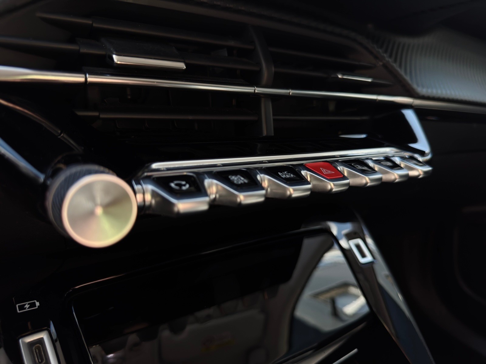 PEUGEOT 2008 1.2 PureTech Allure EAT8-image-15