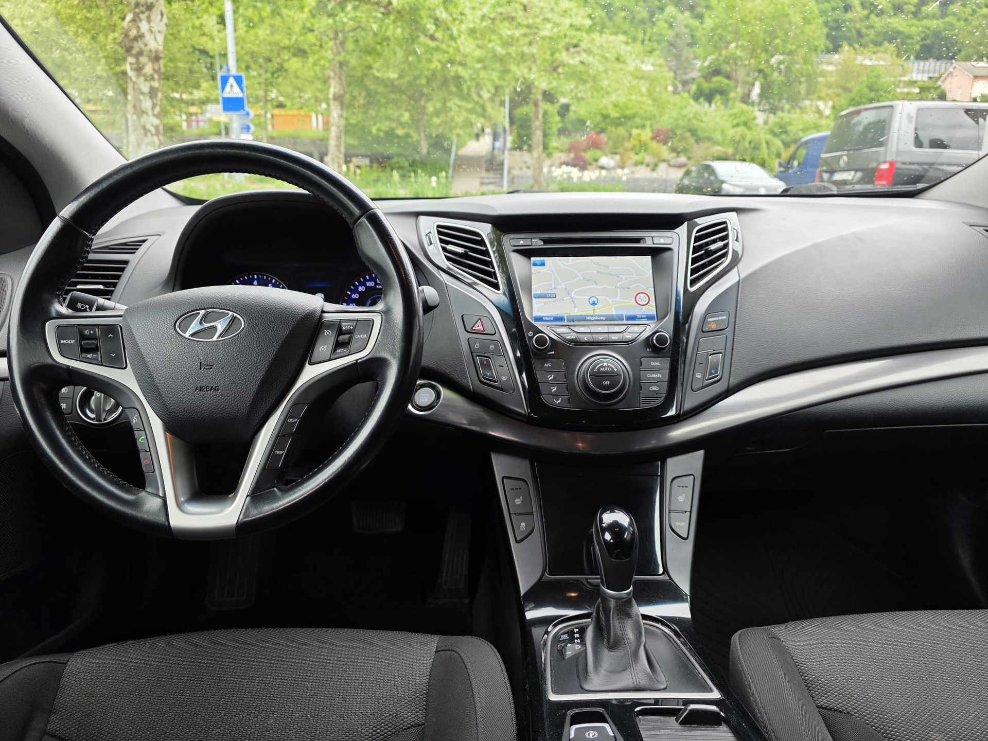 HYUNDAI i40 Wagon 2.0 GDi Premium Automatic-image-6