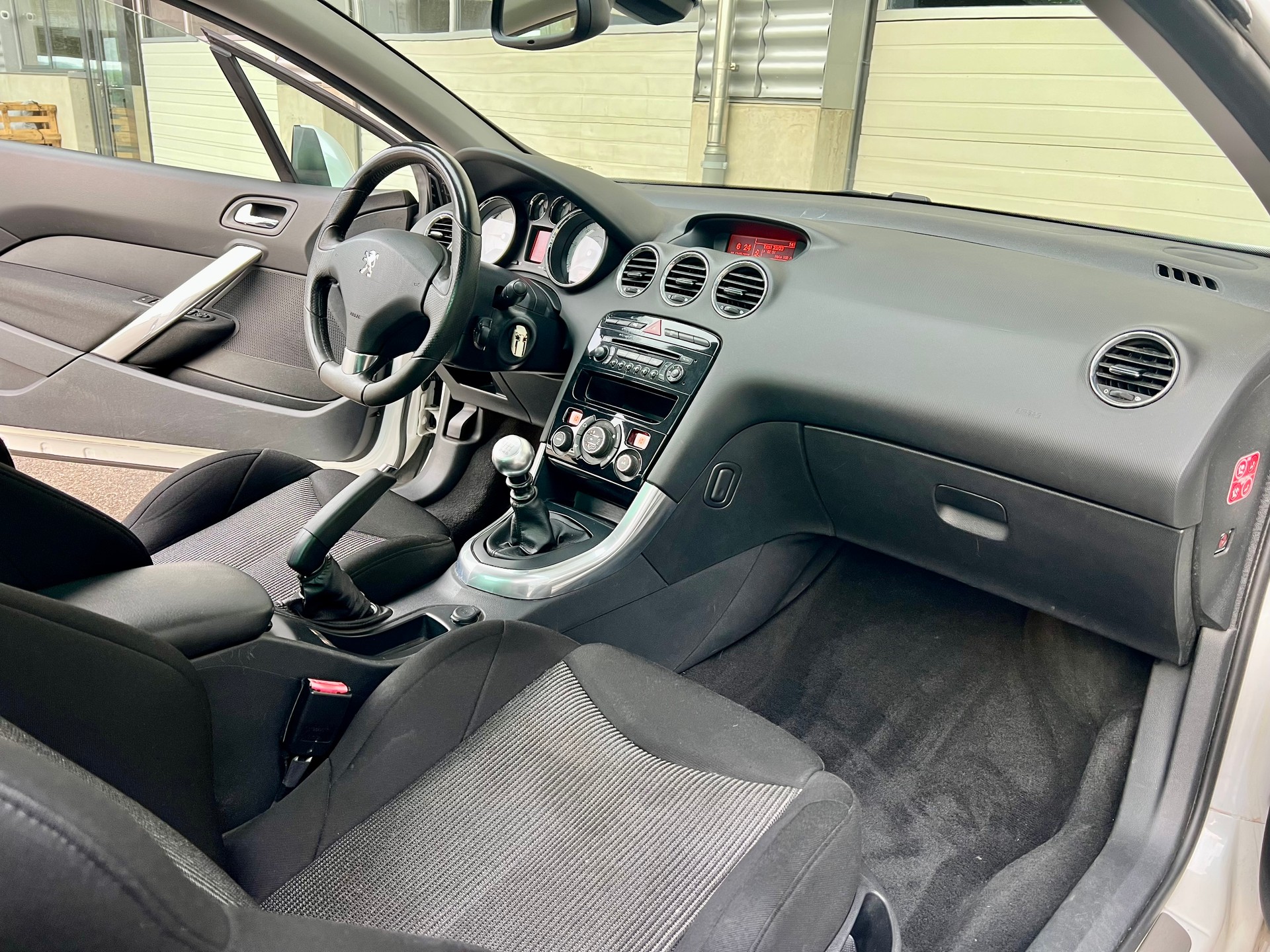 PEUGEOT 308 CC 2.0 HDI-image-12