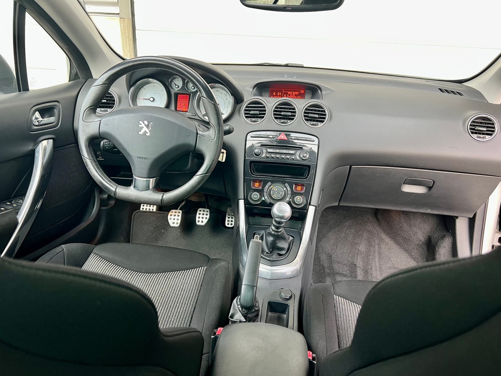 PEUGEOT 308 CC 2.0 HDI-image-9