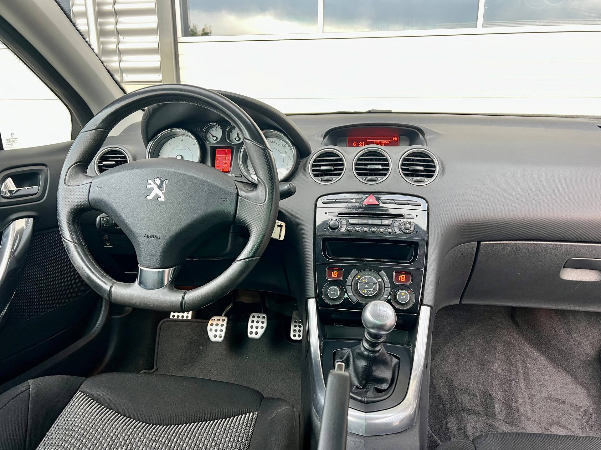 PEUGEOT 308 CC 2.0 HDI-image-10