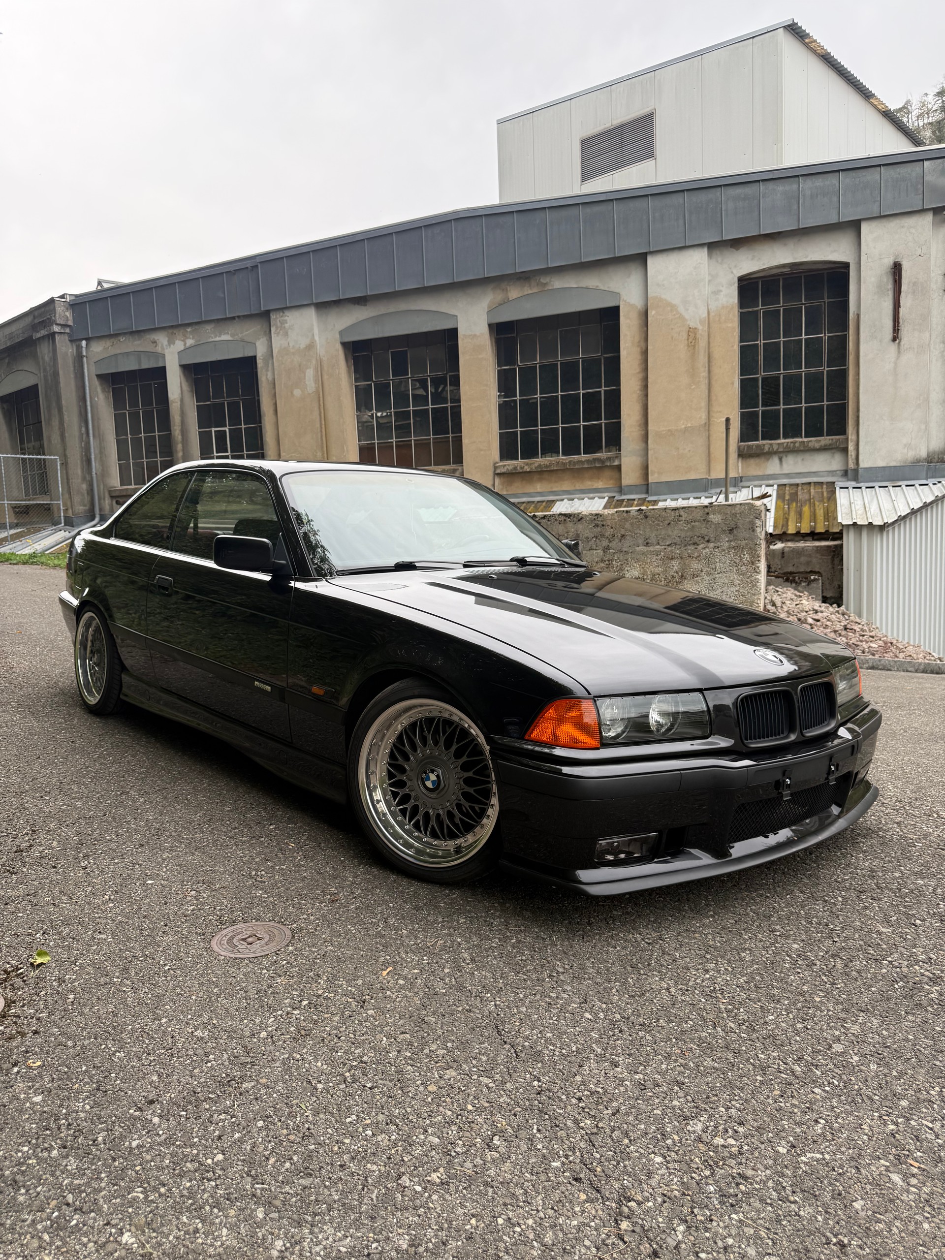 BMW 325i Coupé-image-1