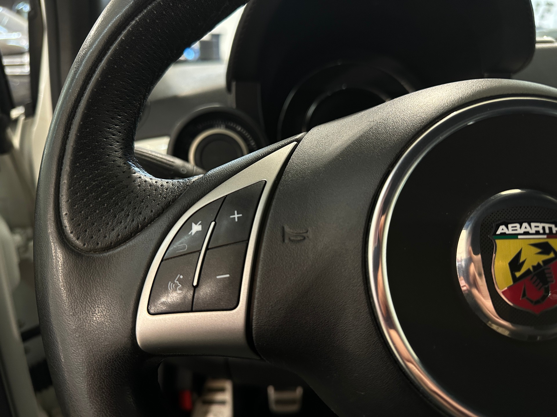 FIAT 500 1.4 16V Turbo Abarth-image-19