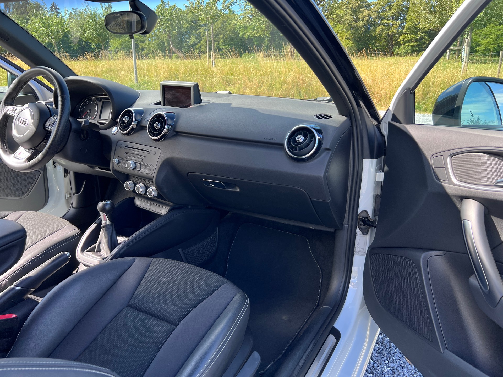 AUDI Audi A1 S line 1.4 TFSI, 122 PS, frisch ab MFK, aus 1. Hand-image-2