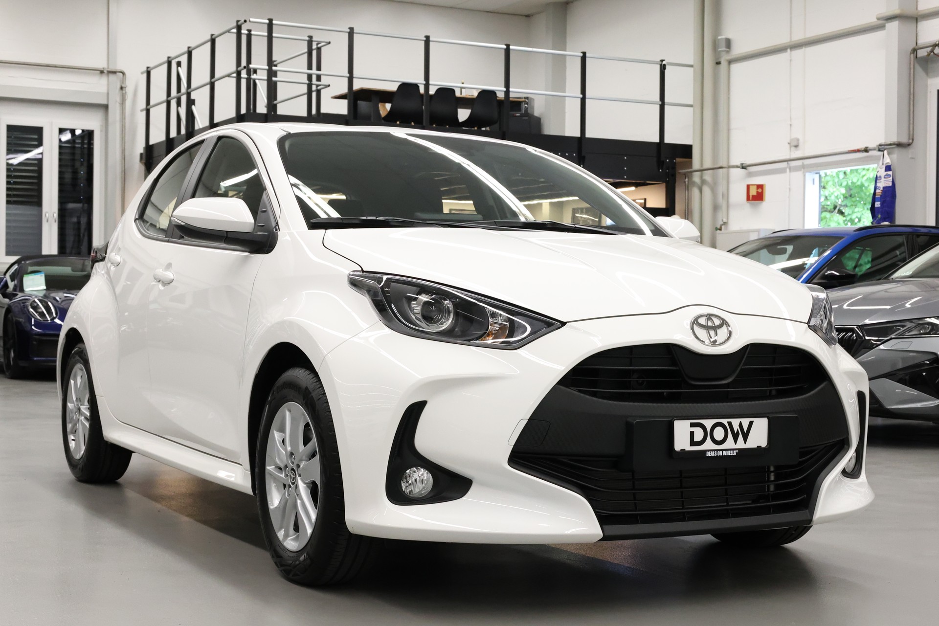 TOYOTA Yaris 1.5 Active Drive e-CVT-showroom-element-1