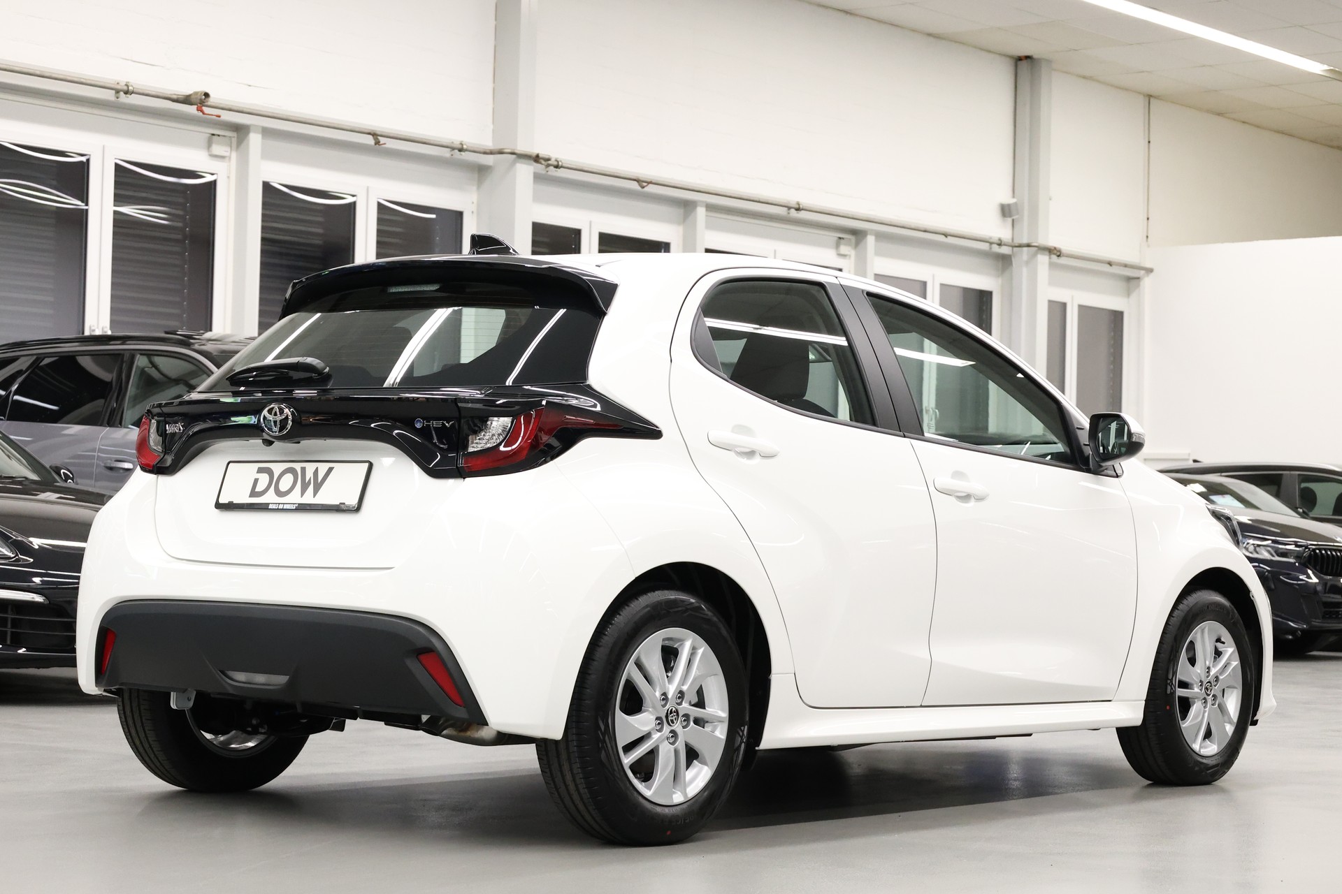 TOYOTA Yaris 1.5 Active Drive e-CVT-showroom-element-3