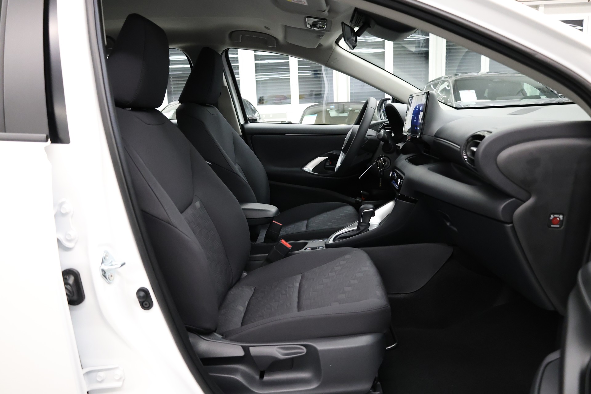 TOYOTA Yaris 1.5 Active Drive e-CVT-image-17