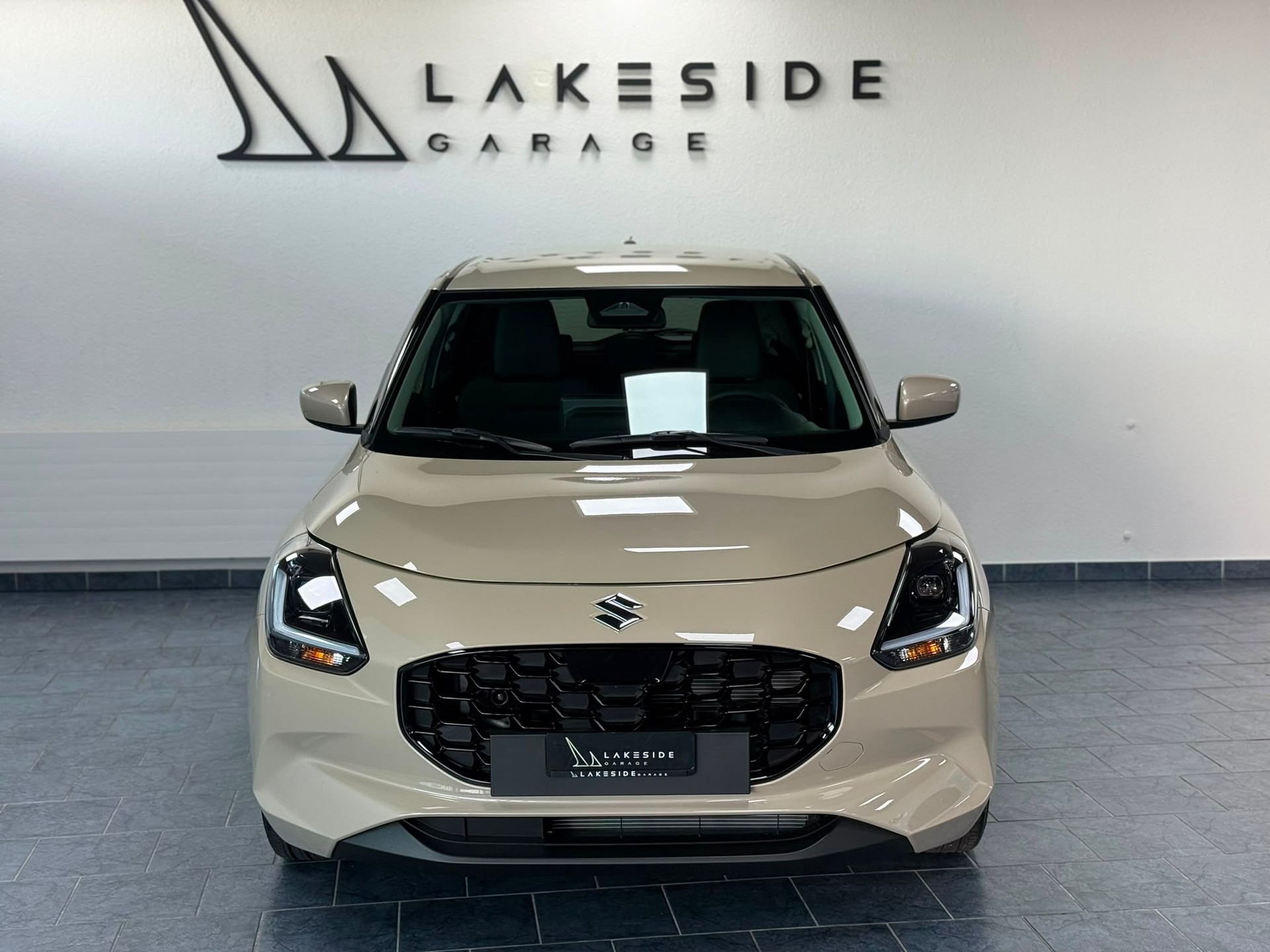 SUZUKI Swift 1.2 Sakura Hybrid CVT-image-1