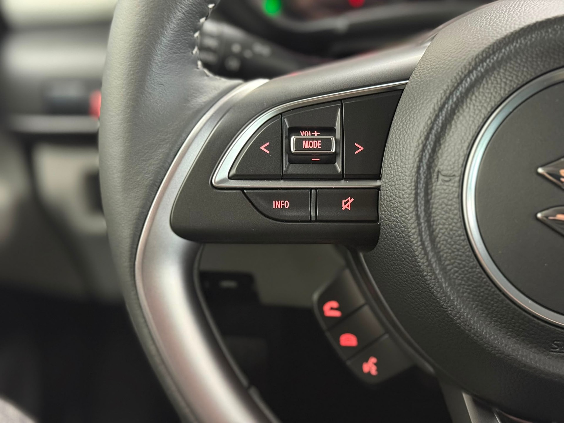 SUZUKI Swift 1.2 Sakura Hybrid CVT-image-16