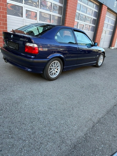 BMW 323ti-image-1