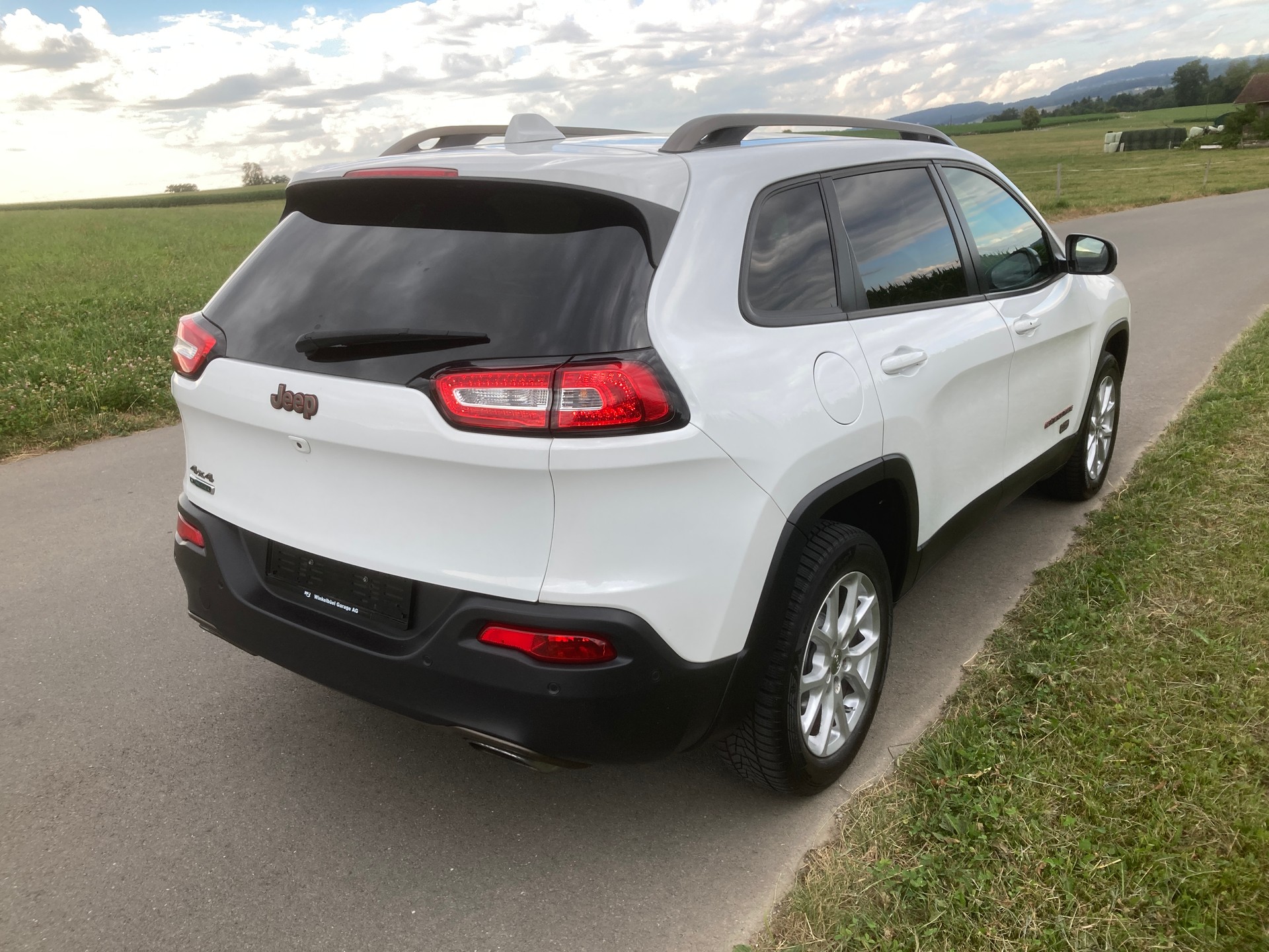JEEP Cherokee 2.2TD Longitude Sw- Black Ed. AWD 9ATX-image-2