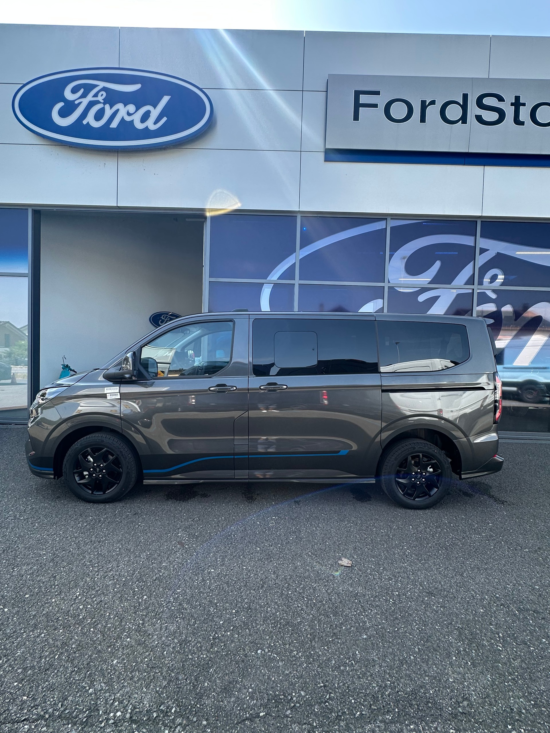 FORD Tourneo Custom 320 L1 2.0 EcoBl Sport/170CV/4x4/Aut.-image-2