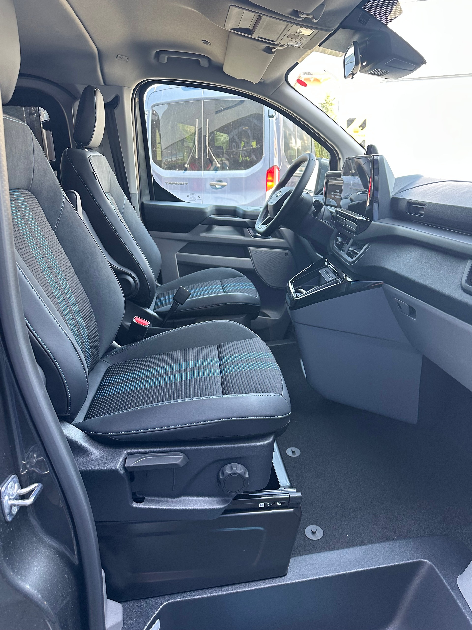 FORD Tourneo Custom 320 L1 2.0 EcoBl Sport/170CV/4x4/Aut.-image-11