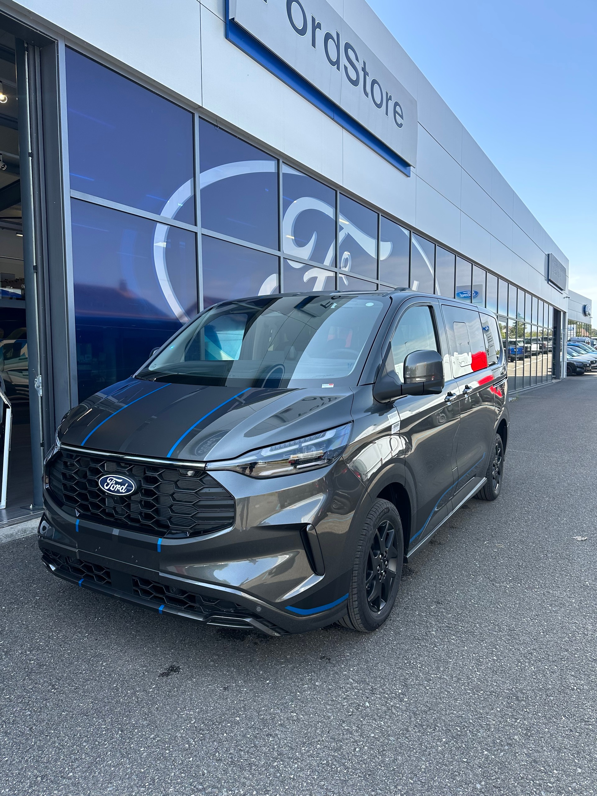 FORD Tourneo Custom 320 L1 2.0 EcoBl Sport/170CV/4x4/Aut.-image-1