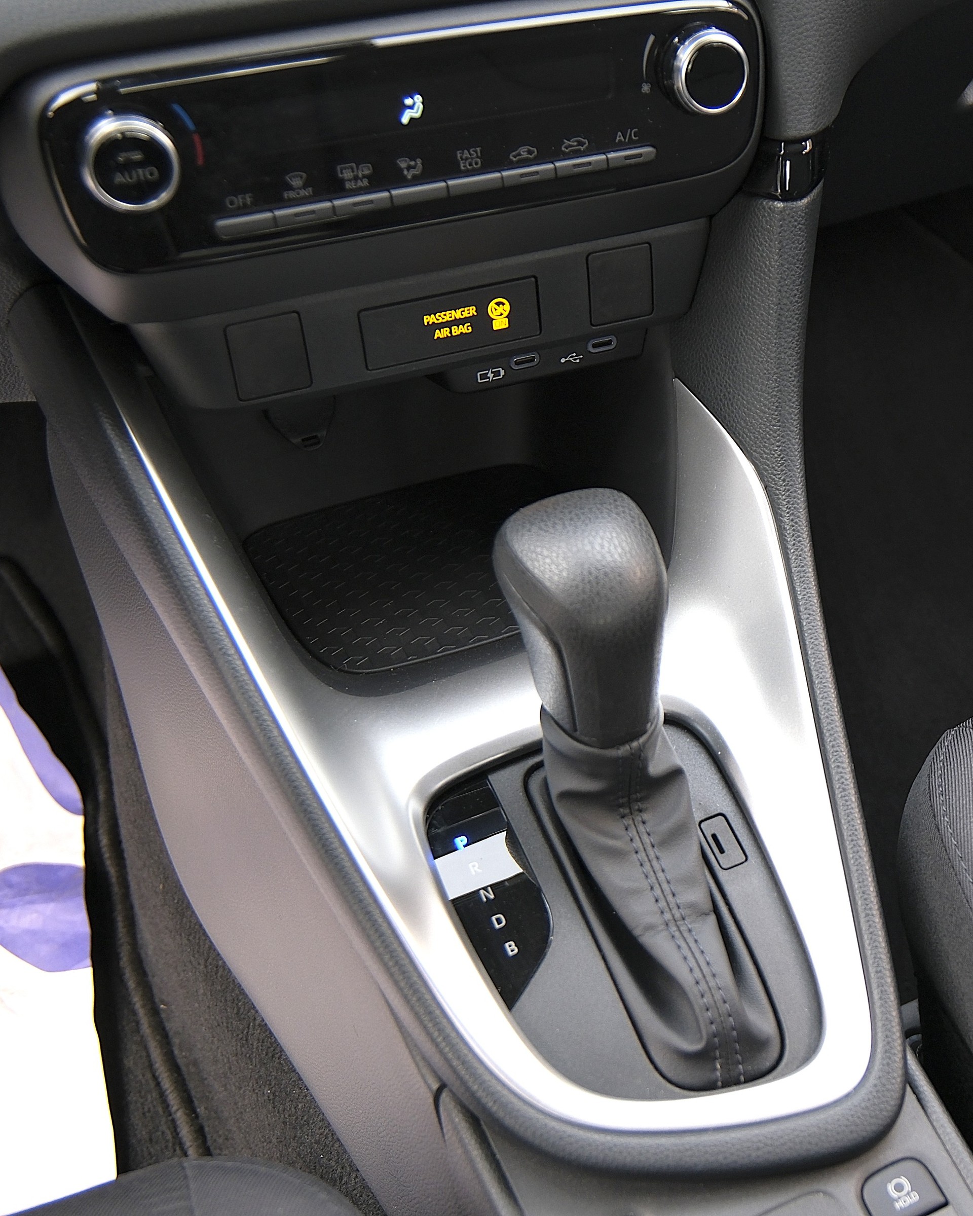 TOYOTA Yaris 1.5 Comfort e-CVT-image-6
