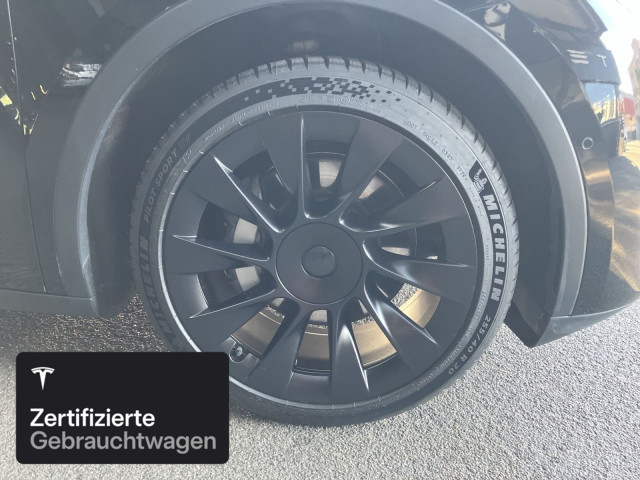 TESLA Model Y Long Range AWD-image-10