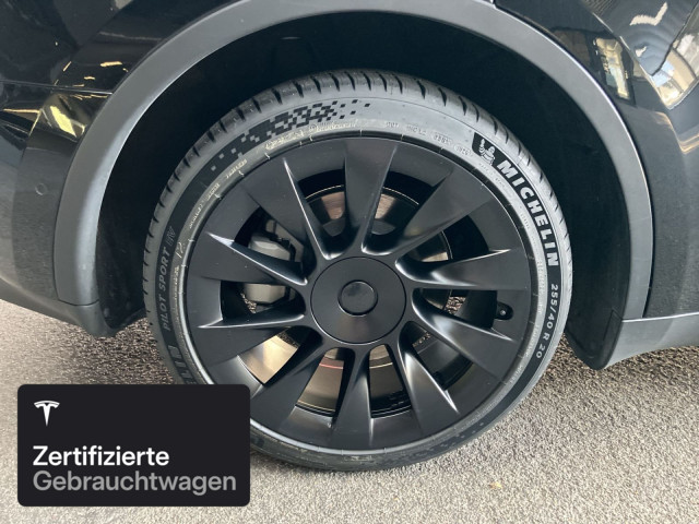 TESLA Model Y Long Range AWD-image-9