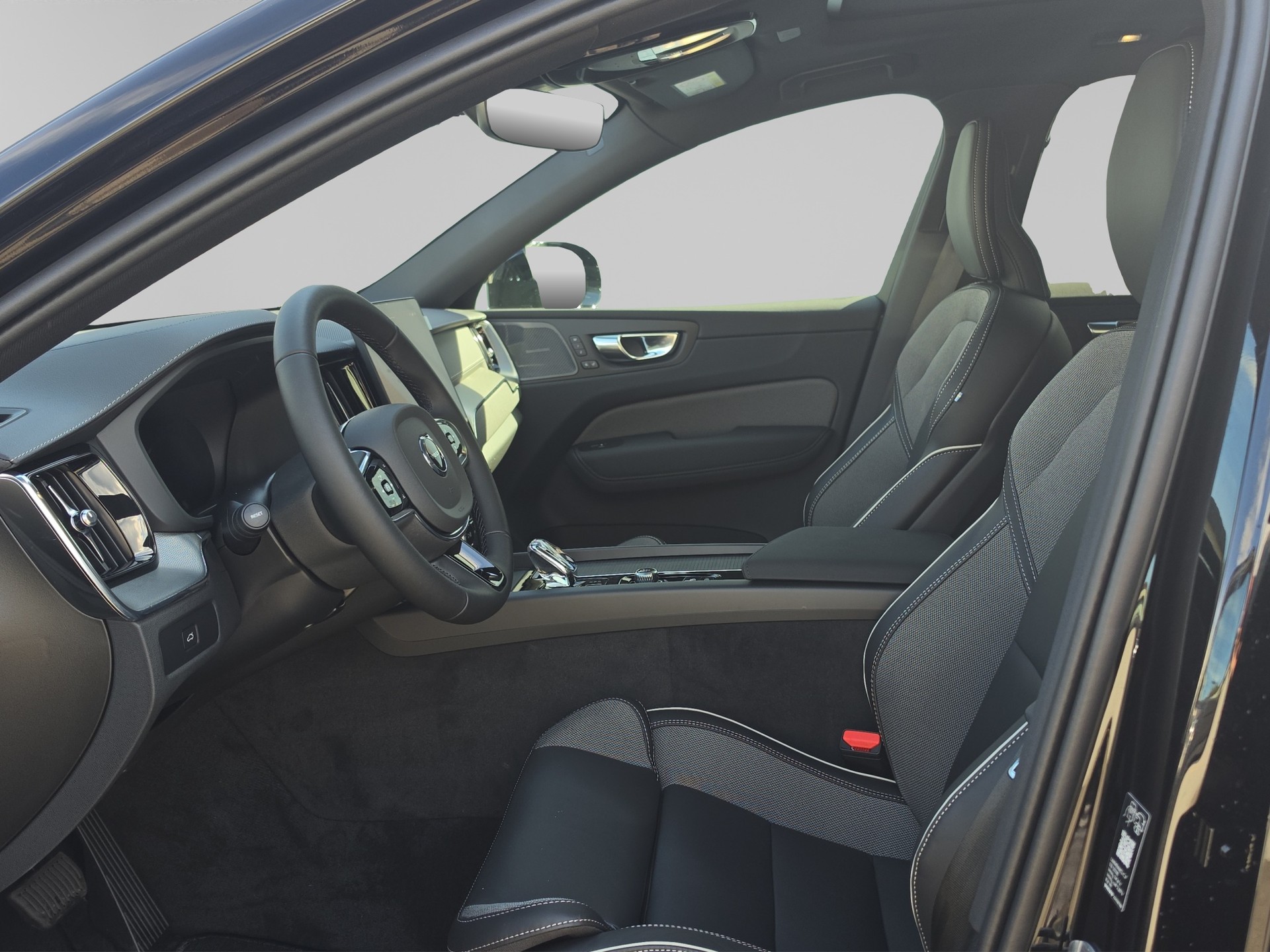 VOLVO XC60 2.0 B5 MH Black Edition AWD-image-9