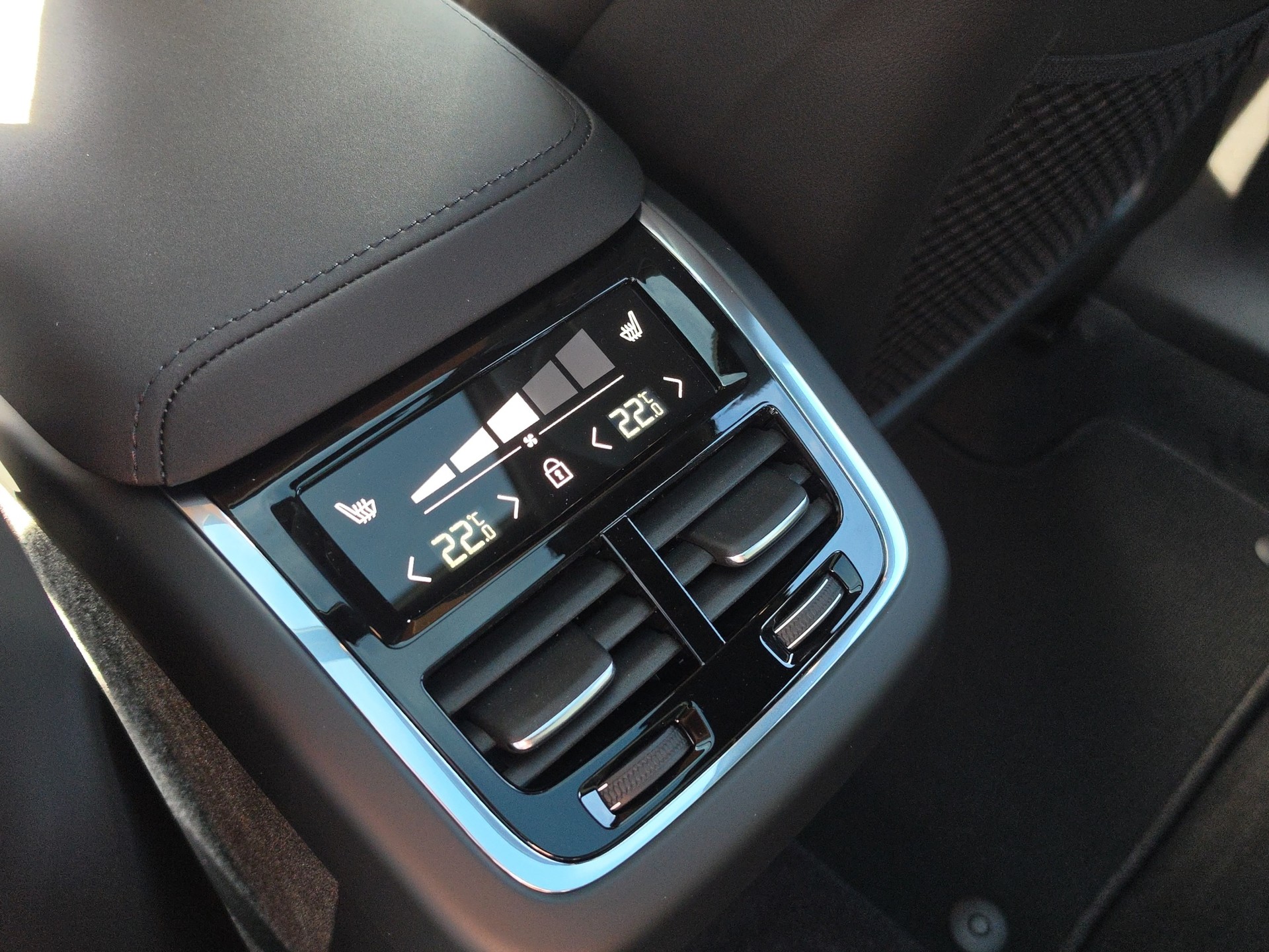 VOLVO XC60 2.0 B5 MH Black Edition AWD-image-20