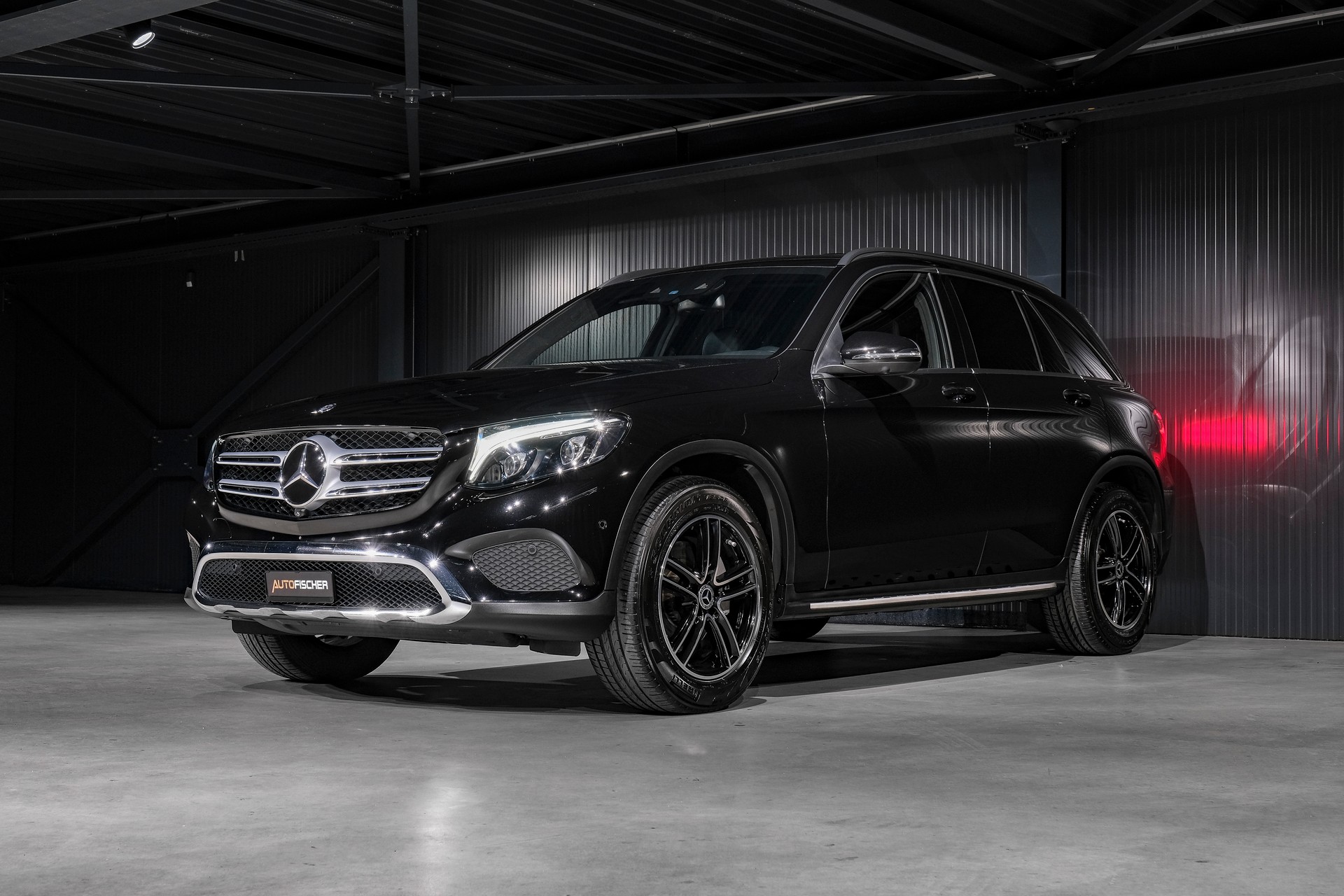 MERCEDES-BENZ GLC 250 Exclusive 4Matic 9G-Tronic-showroom-element-3