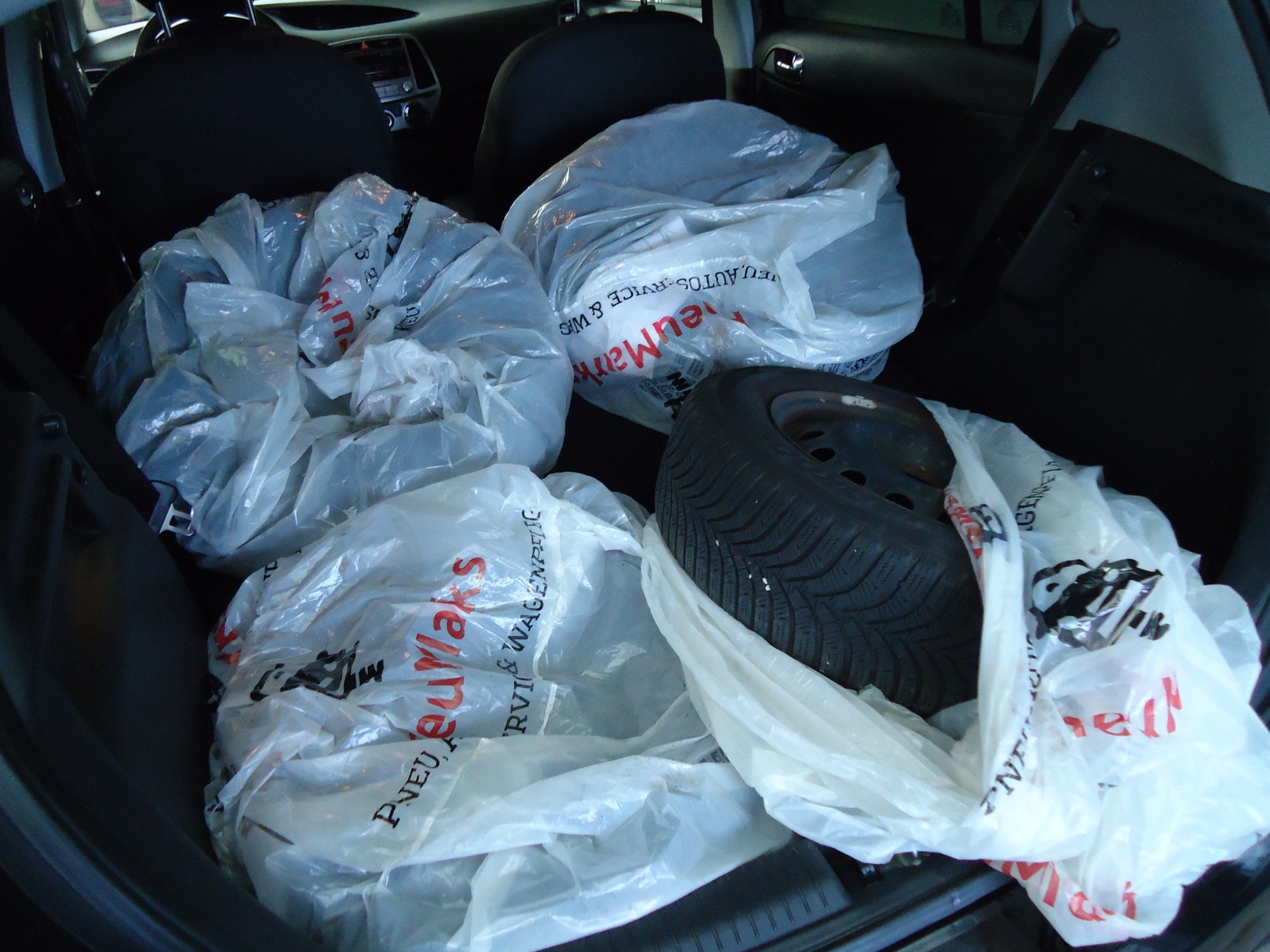 HYUNDAI i20 1.4 Premium Automatic-image-5