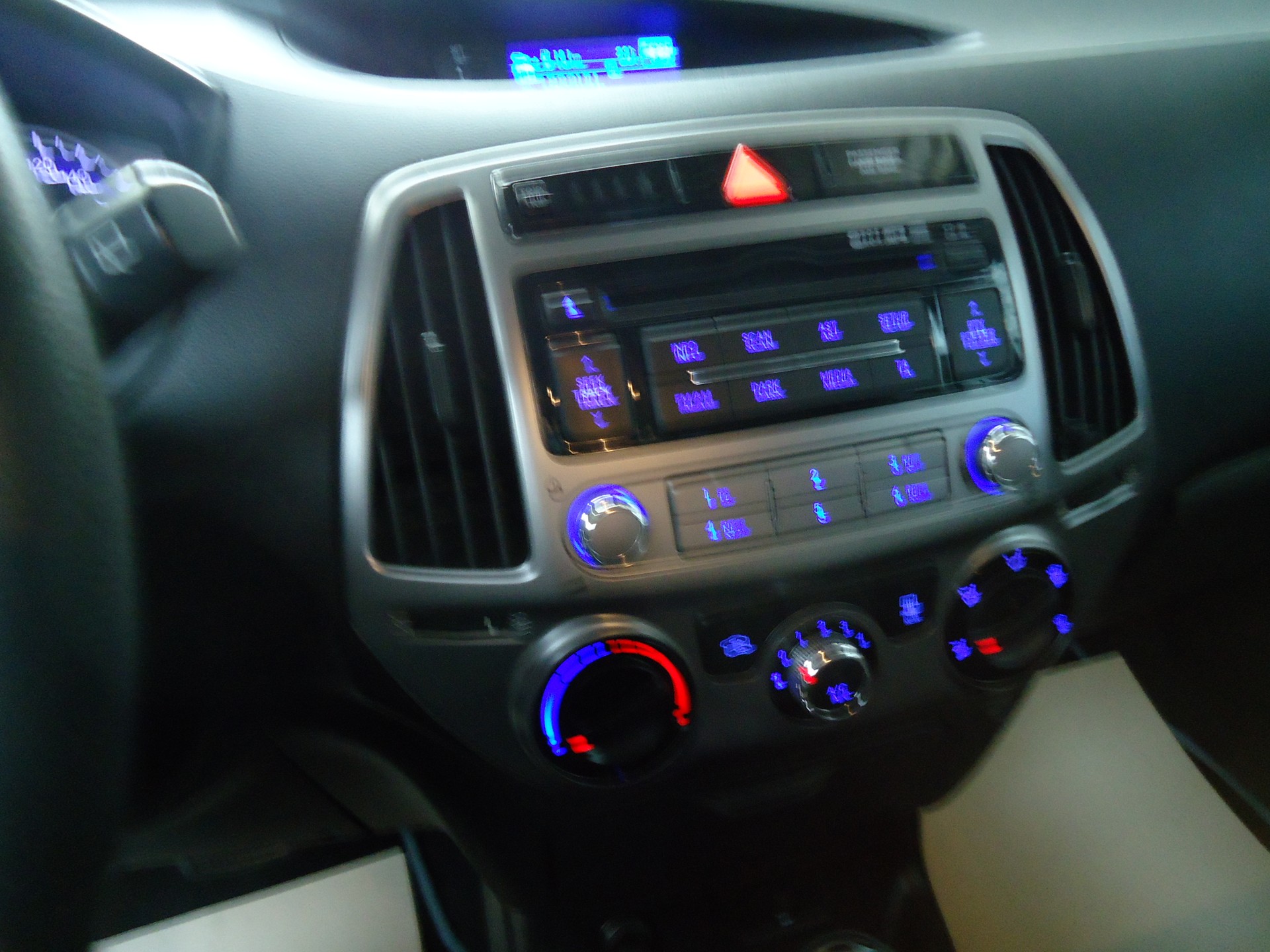 HYUNDAI i20 1.4 Premium Automatic-image-10