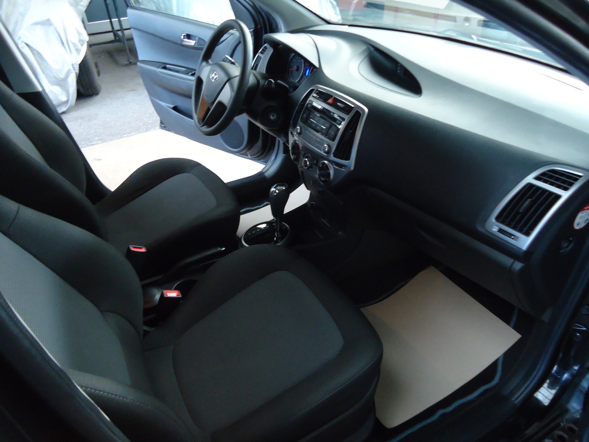 HYUNDAI i20 1.4 Premium Automatic-image-6