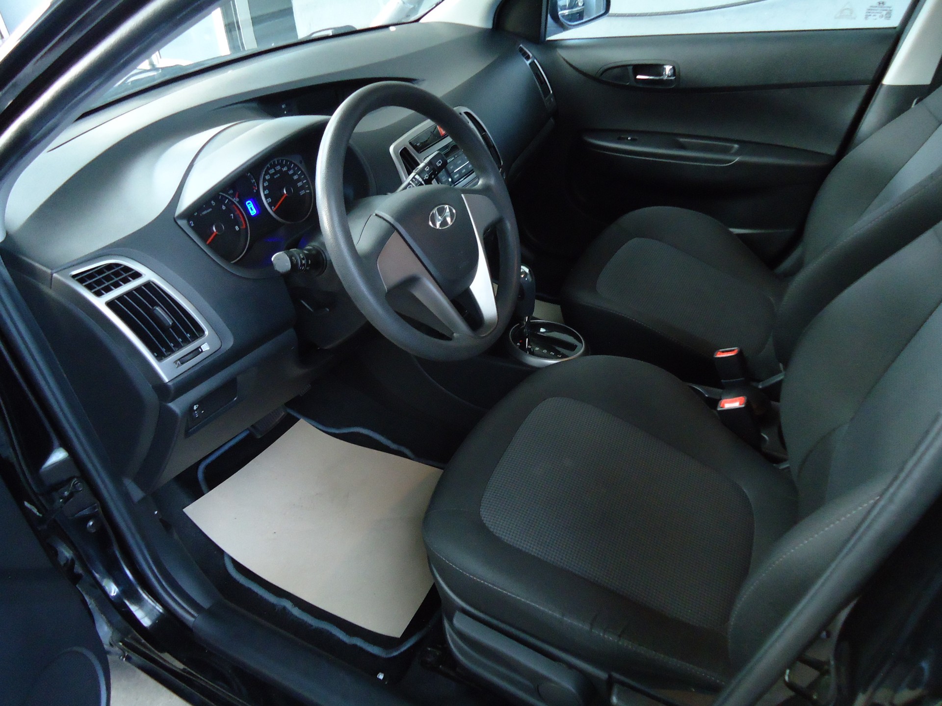 HYUNDAI i20 1.4 Premium Automatic-image-4