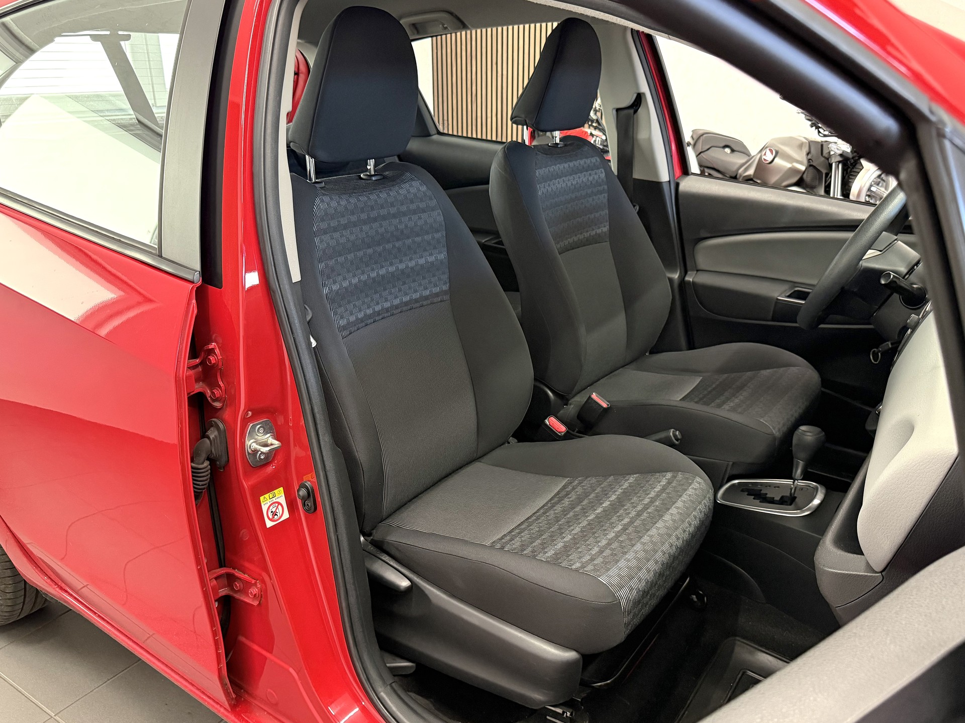 TOYOTA Yaris 1.5 VVT-i Hybrid Style e-CVT-image-8