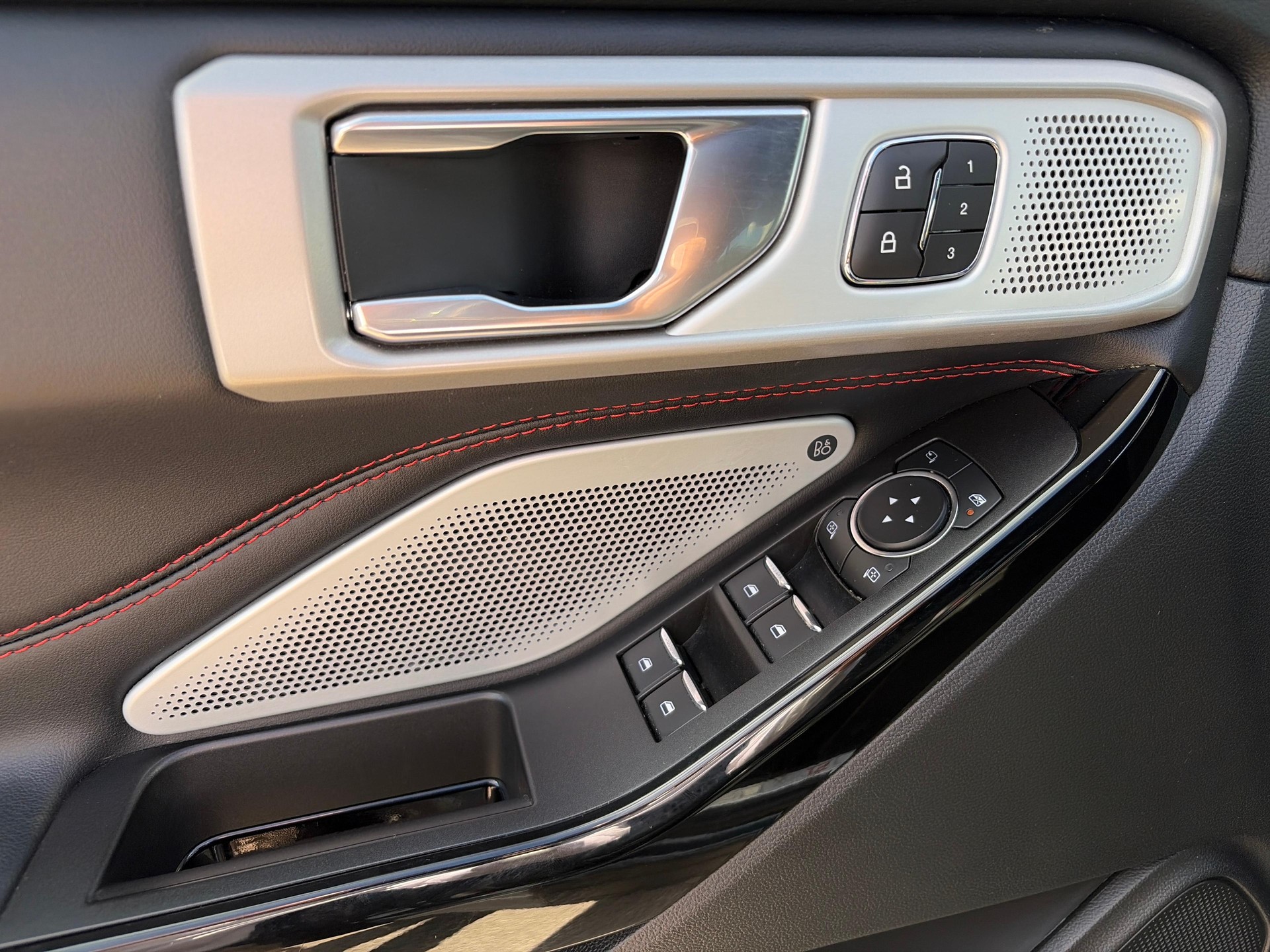 FORD Explorer 3.0 V6 Plug-in Hybrid ST-Line-image-16