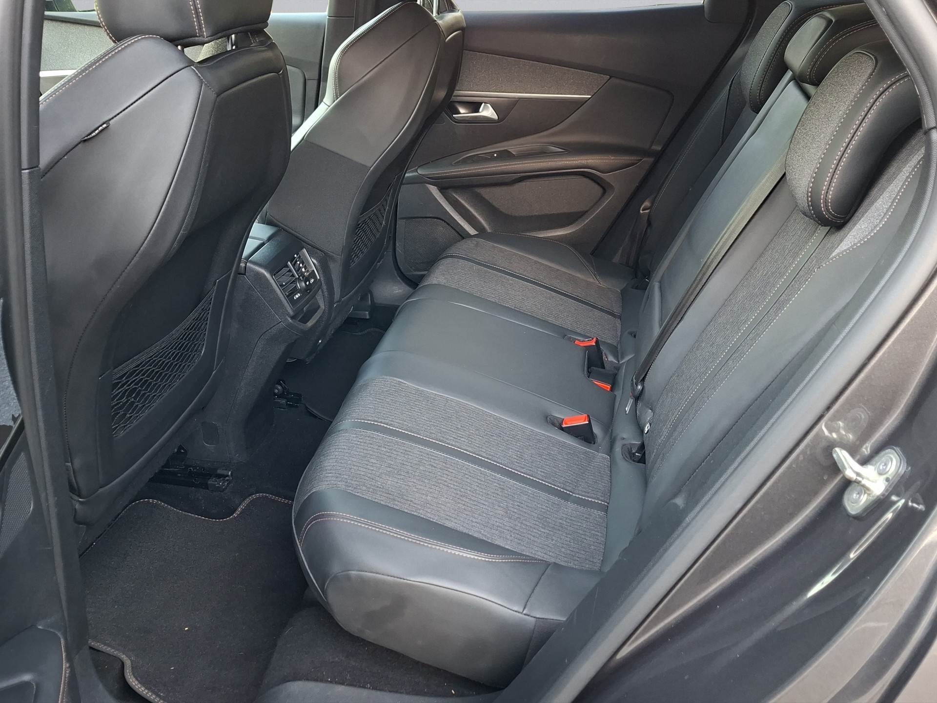 PEUGEOT 3008 1.2 PureTech GT Line-image-18