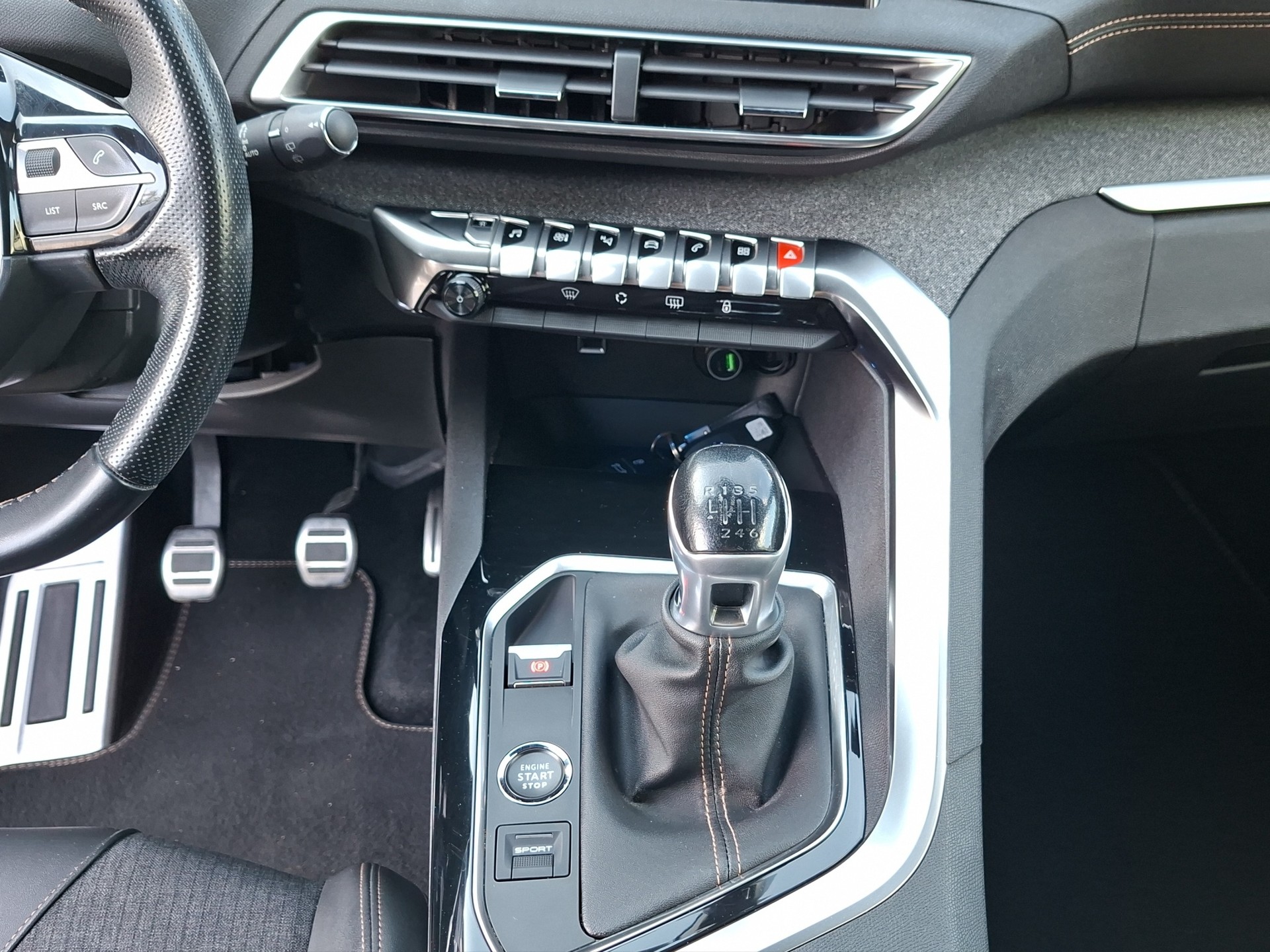 PEUGEOT 3008 1.2 PureTech GT Line-image-16