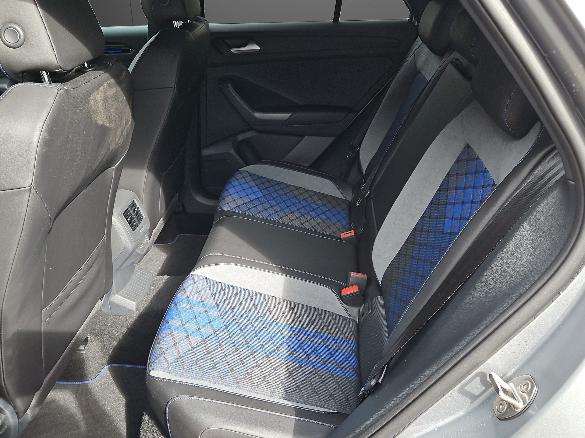 VW T-Roc 2.0 TSI R DSG 4Motion-image-13