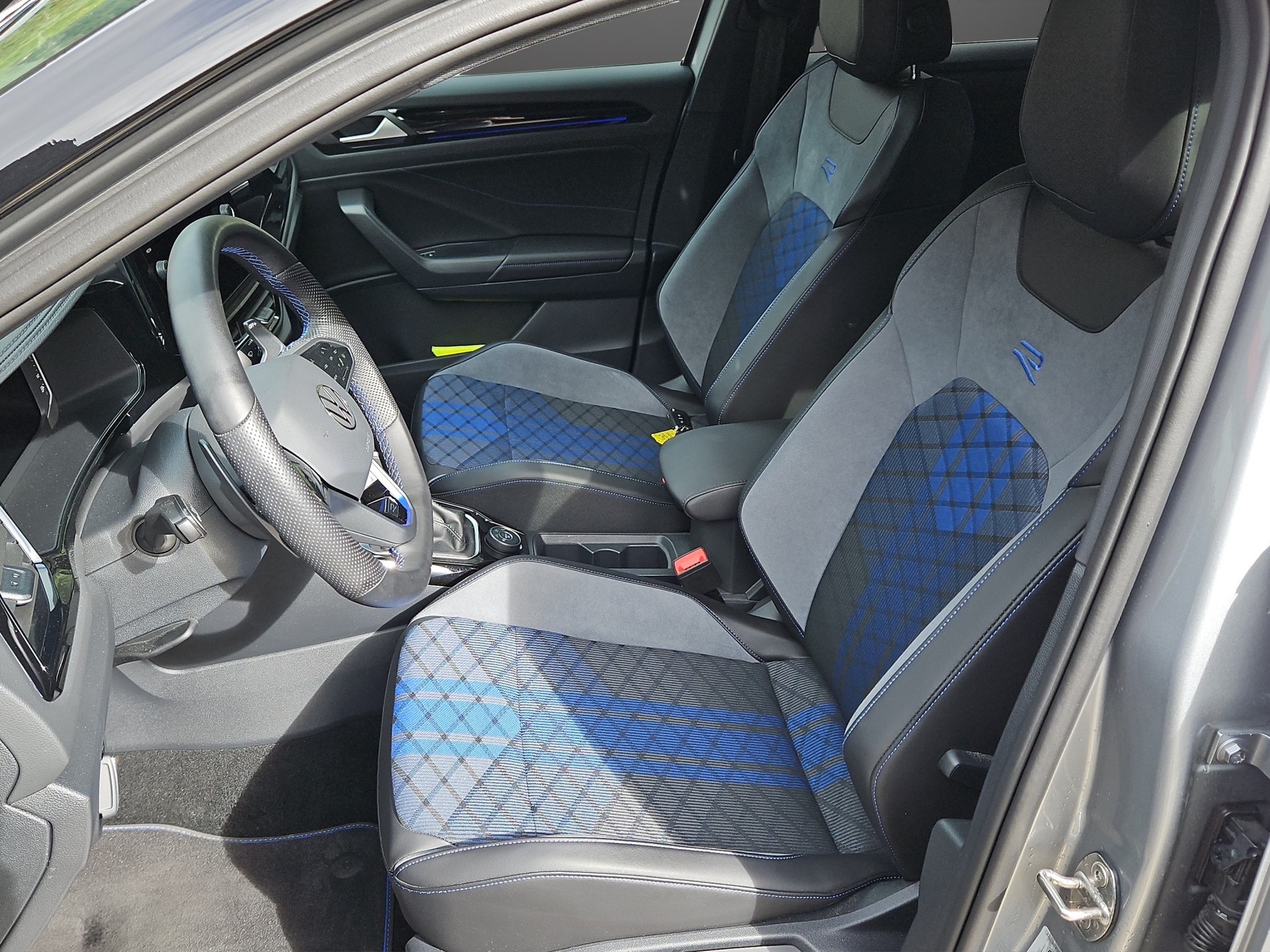 VW T-Roc 2.0 TSI R DSG 4Motion-image-12